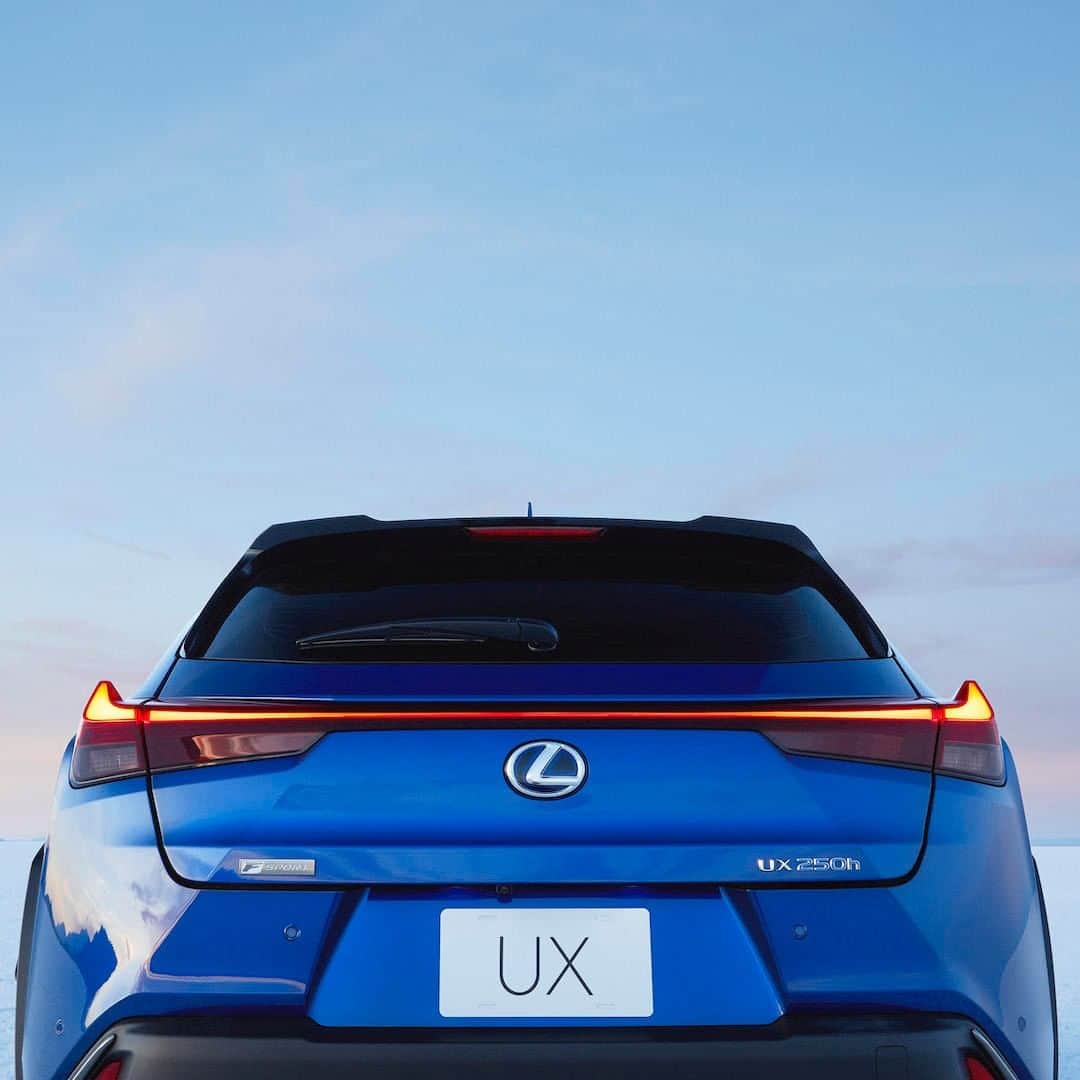 Lexus UKさんのインスタグラム写真 - (Lexus UKInstagram)「For those who see a bigger picture. #LexusUX  #Design #CarDesign #Automotive #Lexus #LuxuryTravel #CarsofInstagram #BonnevilleSaltFlats」12月29日 22時00分 - lexusuk