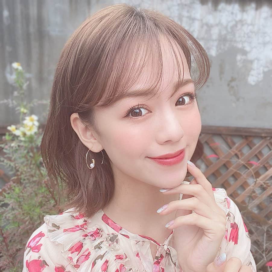 黒田真友香さんのインスタグラム写真 - (黒田真友香Instagram)「@evercolor1day の　を付けてみました☺️❤️高校時代からよく使ってたエバーカラー1Dayのカラコン。  ナチュラルなんだけど透け感があって、少し色素薄く見えるのが好き😍  ブラウンの色味も明るすぎず暗すぎずでとっても自然です☺️ 最近あんまり付けなくなっちゃったけど、やっぱりカラコンって凄いなあ。。笑  この日は服に合わせてピンクっぽいメイクにしました💄  #クラシックチーク #カラコン #カラコンレポ #カラコンレビュー #カラーコンタクト #カラコン着画 #ワンデーカラコン　#カラコン好きさんとつながりたい #ワンデーカラコン#エバーカラー #エバーカラーワンデー #ブラウンカラコン #ピンクカラコン #ナチュラルカラコン #アイメイク #カラコンメイク #PR」12月29日 21時55分 - kurodamayukaxx