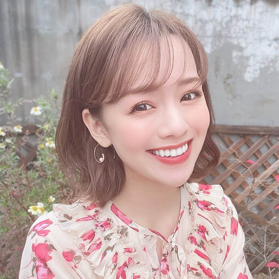 黒田真友香さんのインスタグラム写真 - (黒田真友香Instagram)「@evercolor1day の　を付けてみました☺️❤️高校時代からよく使ってたエバーカラー1Dayのカラコン。  ナチュラルなんだけど透け感があって、少し色素薄く見えるのが好き😍  ブラウンの色味も明るすぎず暗すぎずでとっても自然です☺️ 最近あんまり付けなくなっちゃったけど、やっぱりカラコンって凄いなあ。。笑  この日は服に合わせてピンクっぽいメイクにしました💄  #クラシックチーク #カラコン #カラコンレポ #カラコンレビュー #カラーコンタクト #カラコン着画 #ワンデーカラコン　#カラコン好きさんとつながりたい #ワンデーカラコン#エバーカラー #エバーカラーワンデー #ブラウンカラコン #ピンクカラコン #ナチュラルカラコン #アイメイク #カラコンメイク #PR」12月29日 21時55分 - kurodamayukaxx