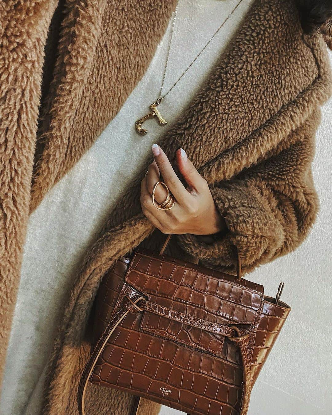 JUNNAのインスタグラム：「teddybear🧸×my new @celine  ハワイから帰国中のakiko familyと楽しいご飯会☺️ ・ ・ one-piece/ #オープンバックモールニットワンピース outer/ #maxmara #maxmarateddybear #teddycoat  bag/ #celine  #only#maxmaracoat #etretokyo #celinebag #セリーヌバッグ #セリーヌ #charlottechesnaisjewelry#ベルトバッグ#ミニバッグ」