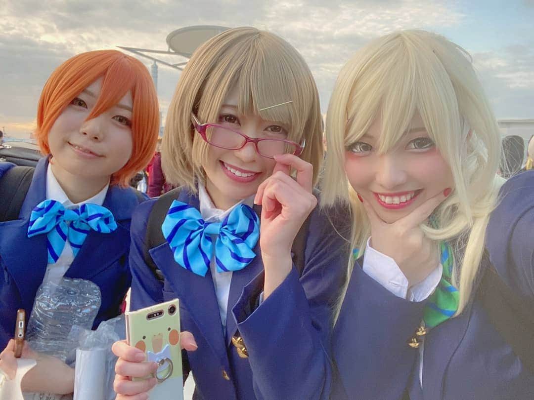 空野青空のインスタグラム：「. . #C97 2日目コスプレ参戦〜！！ 任務完了ですっ( •ꙍ•́ )🍙✨ . ラブライブのかよちんになったよ！アイドルを始めた頃にずっとみてた初代ラブライブ…懐かしき思い出が蘇る〜🤧👏💕 .  いっしょに参戦してくれたひろかちゃんとまりえさん、ありがたきですヽ(*ﾟωﾟ)ﾉ♡ . 最終日はサークル参戦するのでまたあいにきてねっ！！！！！！創作コスで売り子もするよ〜♡♡ . . . #冬コミ #コミックマーケット97 #コミケコスプレ #comicmarket #cosplay #cosplayer #lovelive #ラブライブ #小泉花陽 #かよちん #コスプレ #あおにゃん #空野青空 #あおねこ #aonyan #aoneko #幸薄顔ちゃん #初号機ボディ #東京ビッグサイト #めがね女子 #眼鏡女子 #眼鏡っ娘 #黒タイツ #タイツの日 #メガネフェチ」