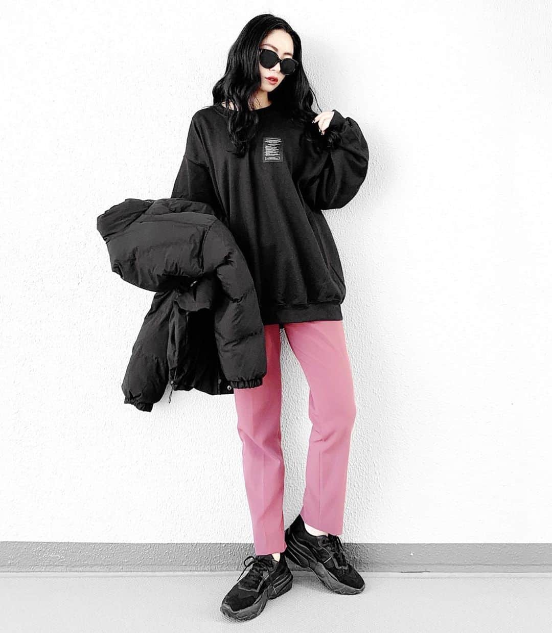 lve_xxxxのインスタグラム：「.﻿ .﻿ swipeでouter無し載せるつもりが﻿ 載せてなかったので 📸✧﻿ ﻿ @fayctokyo  @3c___ ﻿ ☑︎ big tag crew SW﻿ ﻿ 着膨れしない薄手の裏起毛と﻿ サイズ感が好みすぎる🙆‍♀️🖤﻿ ﻿ 色物ほぼ着ないけど…﻿ カラーボトムにちょっとハマり気味☺︎﻿ ﻿ 2020は色物取り入れ﻿ チャレンジしてみよーかな？🎨﻿ ﻿ ﻿ その他コーデアイテム詳細は﻿ WEARをご覧くださいませ。﻿ ﻿ WEAR ： lvexxxx ﻿ 💻 https://wear.jp/sp/lvexxxx/﻿ ﻿ －－－－－－－－－－－－－－－－－－﻿ ﻿ 📢コメント頂ける際は、﻿ 最新投稿にお願い致します。﻿ ﻿ 過去投稿に頂いた際、気がつかない事もあり﻿ お返事致しかねる場合が御座います🙇‍♀ ️﻿ ﻿ ﻿ ﻿」