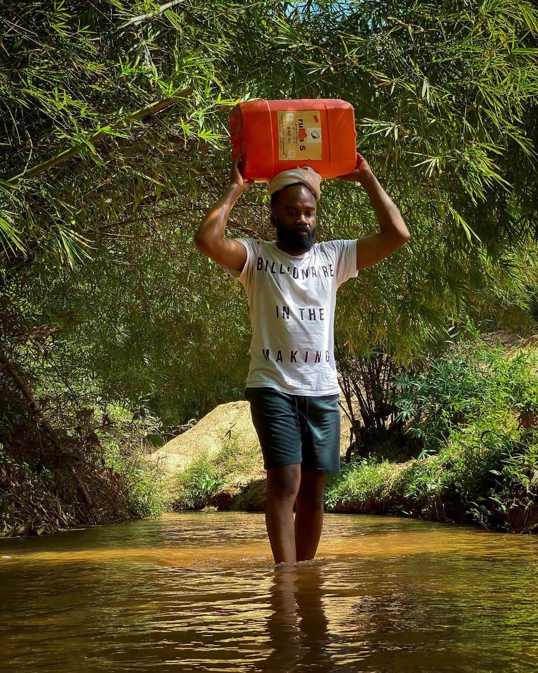 ノーブル・イグウェさんのインスタグラム写真 - (ノーブル・イグウェInstagram)「Son of the Soil. Went to Ubo to have my bath and fetch drinking water. Christmas in Umuomaku is incomplete without a trip to the stream. Proudly Igbo  #style #lifestyle #christmasintheeast #stylevitae」12月29日 22時03分 - noble_igwe