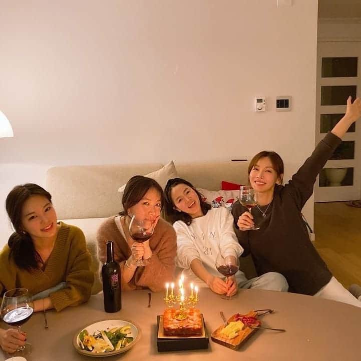 キム・ソヨンさんのインスタグラム写真 - (キム・ソヨンInstagram)「수안 @suann614 집에서^^* 선비언니 @cloe_seonbi ,수안 @suann614 ,환희 @__fffany 요리왕👍  너무 웃었던 행복한 밤^^*♡」12月29日 22時03分 - sysysy1102