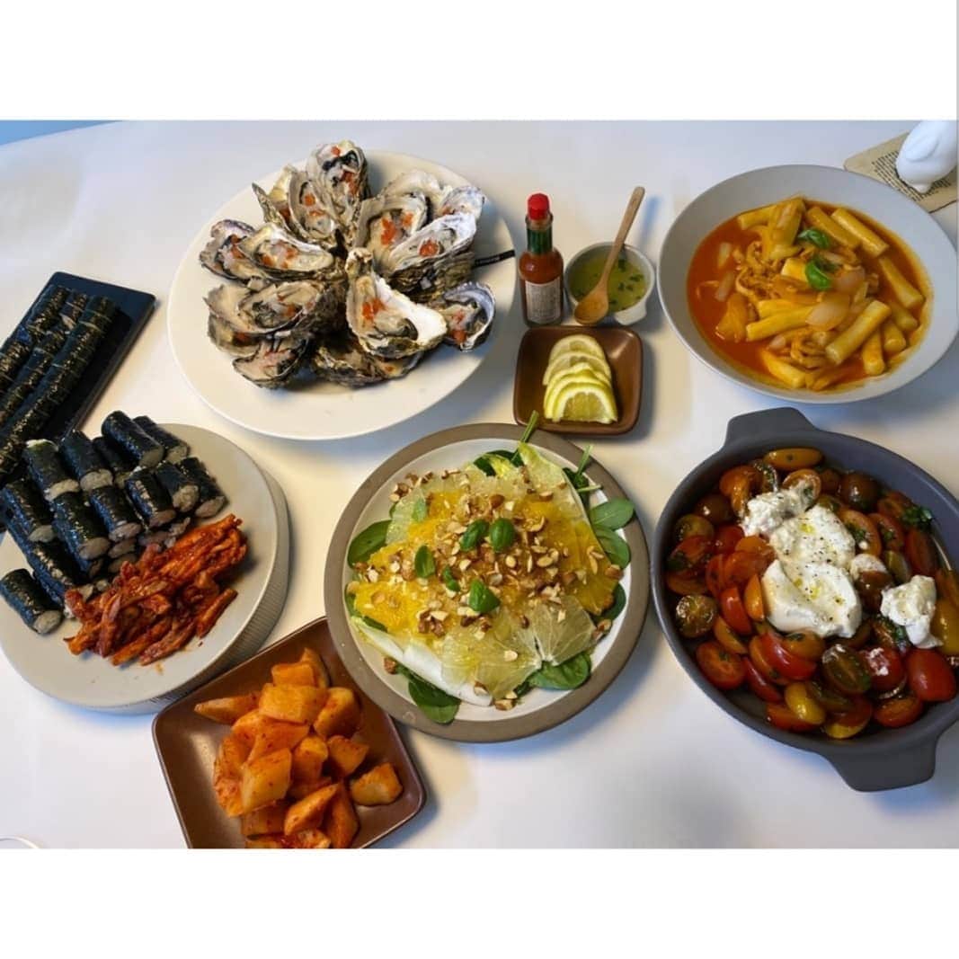 キム・ソヨンさんのインスタグラム写真 - (キム・ソヨンInstagram)「수안 @suann614 집에서^^* 선비언니 @cloe_seonbi ,수안 @suann614 ,환희 @__fffany 요리왕👍  너무 웃었던 행복한 밤^^*♡」12月29日 22時03分 - sysysy1102