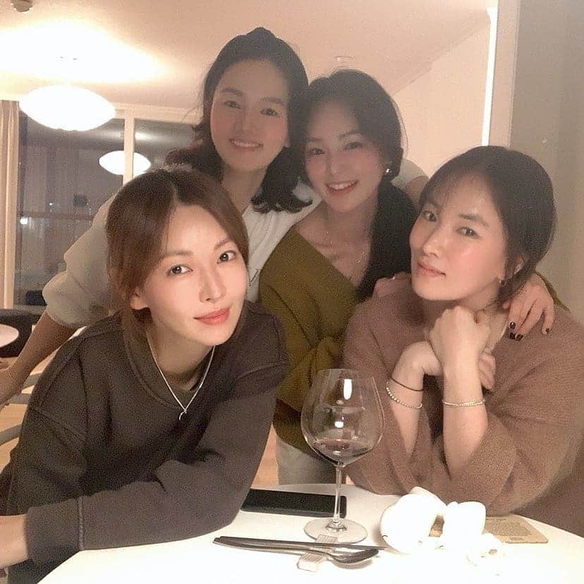 のインスタグラム：「수안 @suann614 집에서^^* 선비언니 @cloe_seonbi ,수안 @suann614 ,환희 @__fffany 요리왕👍  너무 웃었던 행복한 밤^^*♡」