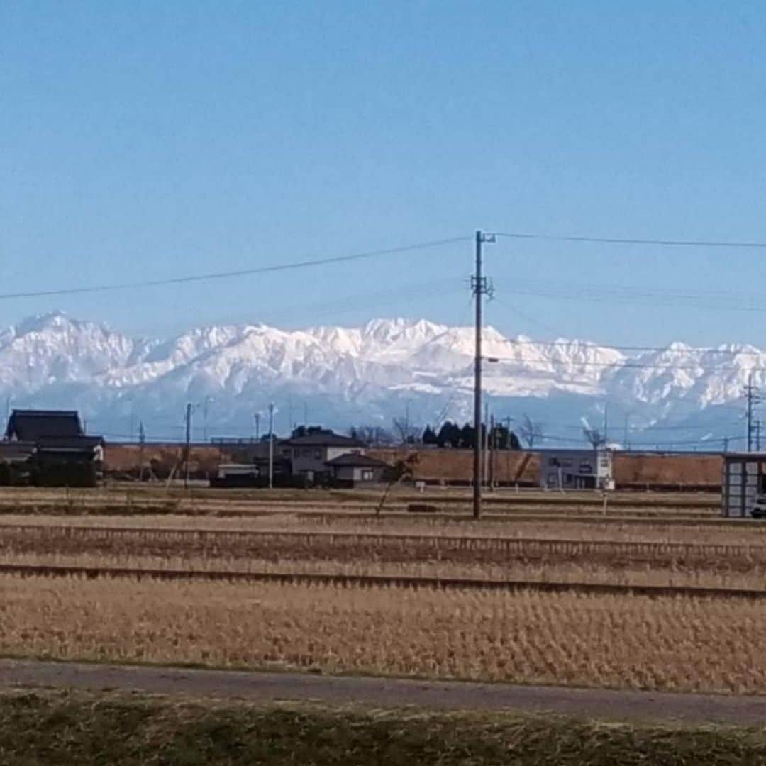 荒木貴裕のインスタグラム：「地元に帰ってきました♪ 遅くなりましたが、ファンの皆さま今シーズンもたくさんのご声援ありがとうございました🙇‍♂️ 僕に携わっていただいたみなさん、遊んでくれたみなさん、ありがとうございました🙇‍♂️ 2020年もよろしくお願いします🥺 良いお年をお迎え下さい☆  1枚目→立山連峰 2枚目→とおるさん作」