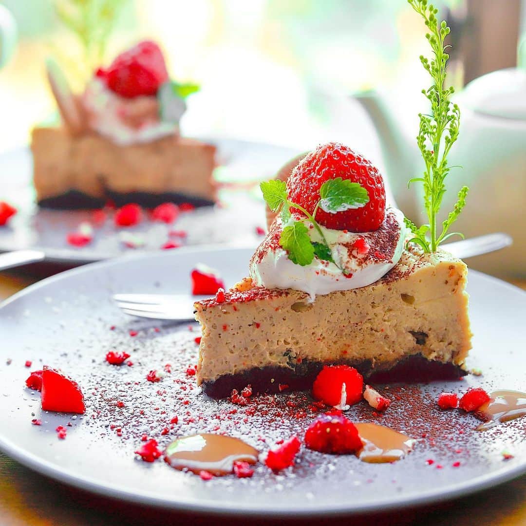 きょん。さんのインスタグラム写真 - (きょん。Instagram)「. .  niji cafe @nijicafe_kobe_motomachi  フォークの重みを すっと受け入れた トロけるボディ。  12月限定 ティラミスイチゴのチーズケーキ。  そう、つまり、 今日までだったのだけど 年内に食べられてよかた。  #nijicafe #ニジカフェ#sweets」12月29日 22時05分 - kyon_tokiiro