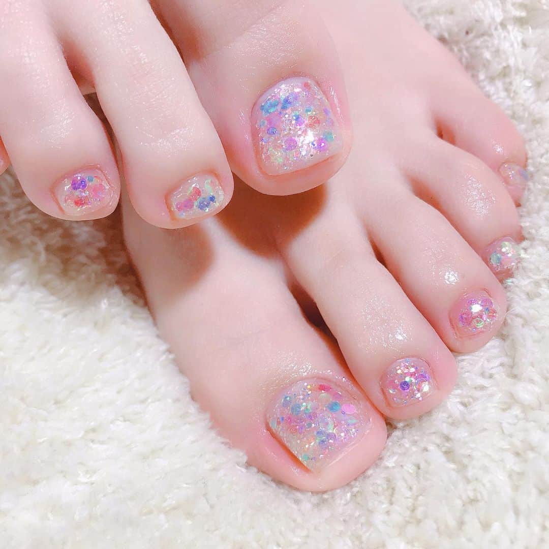 なかやまちえこのインスタグラム：「私物のラメホロをたくさんmix✨ #nail #nails #nailart #ネイル #美甲 #ネイルアート  #clou #nagel #ongle #ongles #unghia #japanesenailart #manucure #네일 #젤네일 #네일아트 #네일리스트 #japanesenails #manicurist #gelnails #أظافر  #foot #footnail #ペディキュア #グリッターネイル #ラメネイル #glitternails #ちゃあぽん」