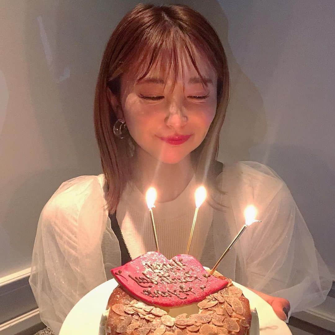 関綾乃さんのインスタグラム写真 - (関綾乃Instagram)「・ えりちゃんがお誕生日のお祝いをしてくれましたぁ🙈💕 ・ ・ ・ えりちゃんといっぱいお話出来てご飯もすっごく美味しくてめっちゃ楽しかったなぁ😋💕 ・ ・ ・ エムハウス、ランチよく行くんだけどディナーは初めてで、すごくご飯美味しかったぁ😍 おすすめはスパイシーチキンのパエリア❣️ あと、誕生日ケーキがめちゃくちゃ可愛くて上がった🙌 映えるから誕生日会におすすめだよ💓 ・ ・ 定員さんも写真撮影協力してくれるし笑 また行きたくなったぁ☺️ ・ ・ ・ お祝いは幾つになっでも嬉しいねっ🥺🥺🥺🙏💕 ・ ・ ・ #mhouse #エムハウス#インスタ映えカフェ#恵比寿カフェ#恵比寿インスタ映え#monun_cute#monun#モニュン#キューター#おしゃれさんと繋がりたい#インスタ探検隊#トレンドアイテム#手持ち倶楽部 #フォトジェニック#l4l#lfl#f4f#fff#韓国ケーキ#생일케이크#誕生日ケーキ#ケーキ#スイーツ#レタリングケーキ#韓国オーダーメイドケーキ#オーダーメイドケーキ#おうちカフェ」12月29日 22時09分 - ayano_1220