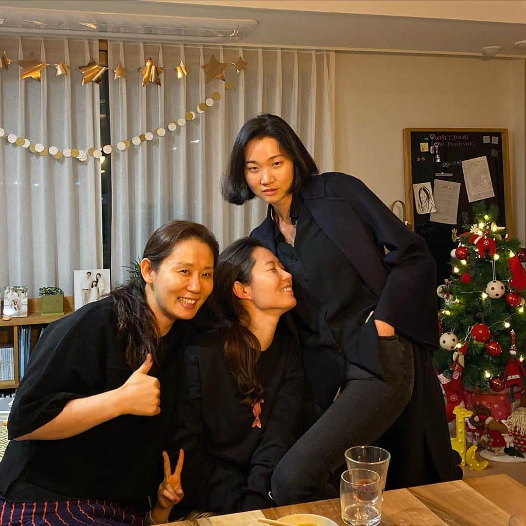 チャン・ユンジュのインスタグラム：「우리 셋 어때요?  오늘 집사부일체에 나왔던 사부님 집에서. 연말 파티. ㅎㅎㅎㅎ🥰🙏🏻 #문소리 #김선영 #장윤주」