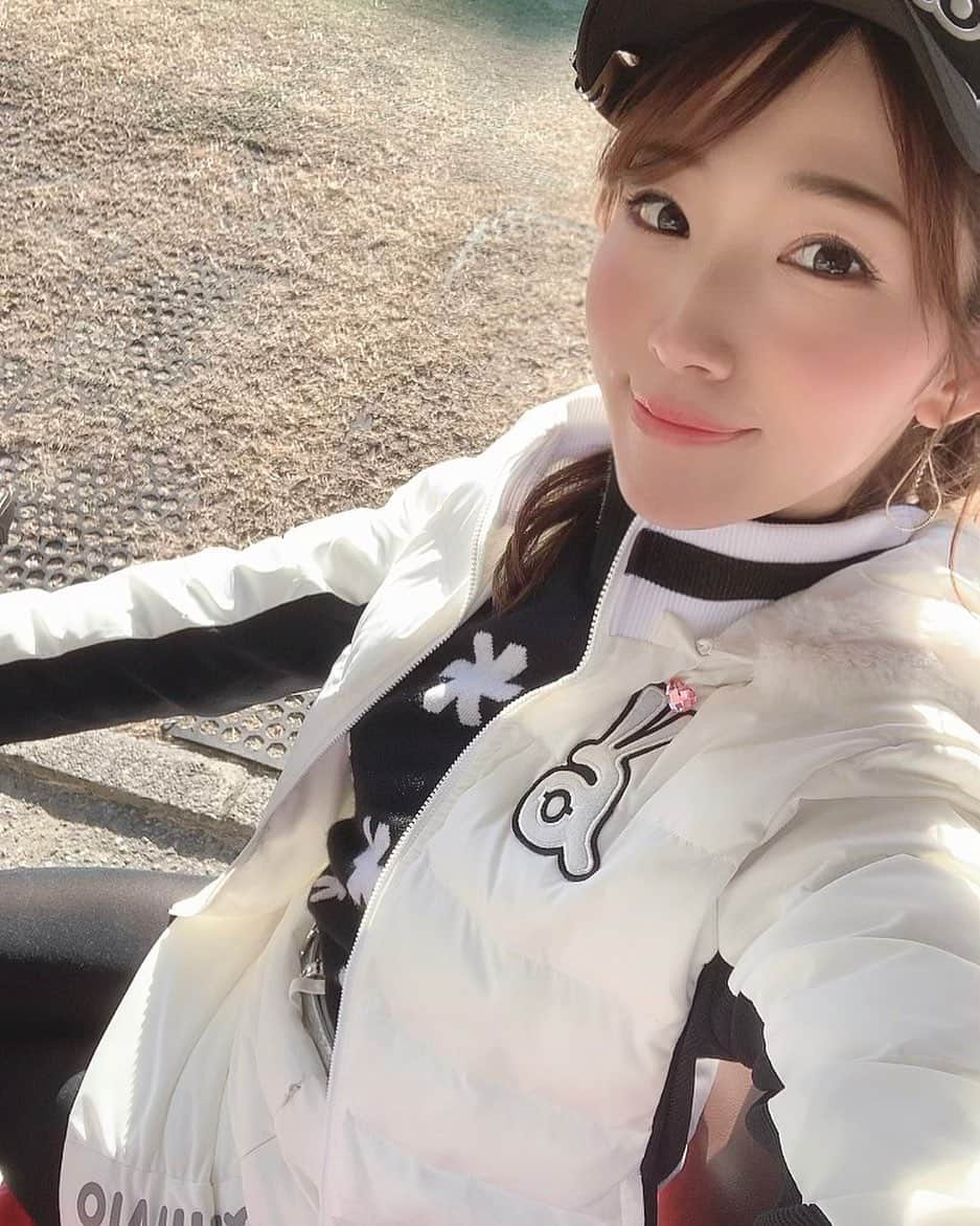 美波千夏さんのインスタグラム写真 - (美波千夏Instagram)「本日2019年打ち納めしてきました⛳️まだまだプレーが安定しないけど、ゴルフってやっぱり楽しい💓 来年の目標は月3回ラウンド&アベレージ92くらい？かな🥺 . トップスタートで寒かったけど、アルチビオのセットアップで暖かかったーん🥺💓 ストーリーに全身載せてるから見てみてね🙌 @archivio.official」12月29日 22時14分 - chinatsu_minami