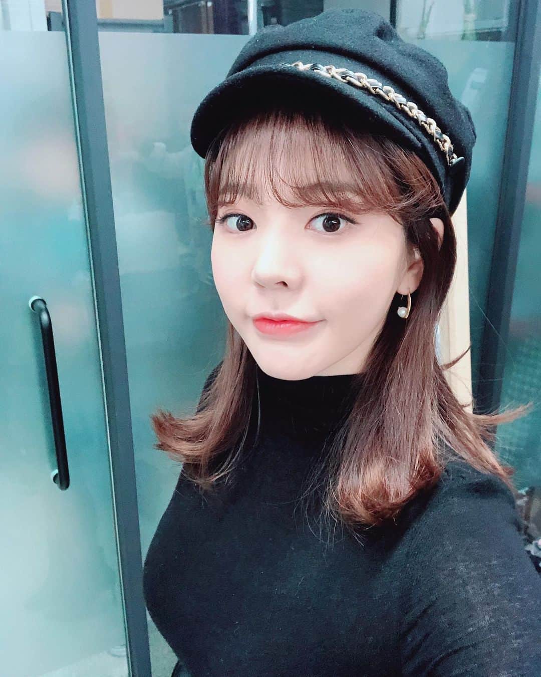 サニー のインスタグラム：「연말이구나!!!! 남은 2019의 목표는 1월 1일까지 집에서 뒹굴뒹굴하기ㅋㅋㅋㅋㅋ #집순이 #이불밖은위험해」
