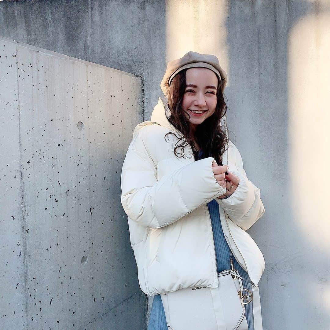 のインスタグラム：「* * ダウンはパープルとブラック、ホワイト3色持ち 暖かいから出番多め〜⛄️ _ @milaowen_official」