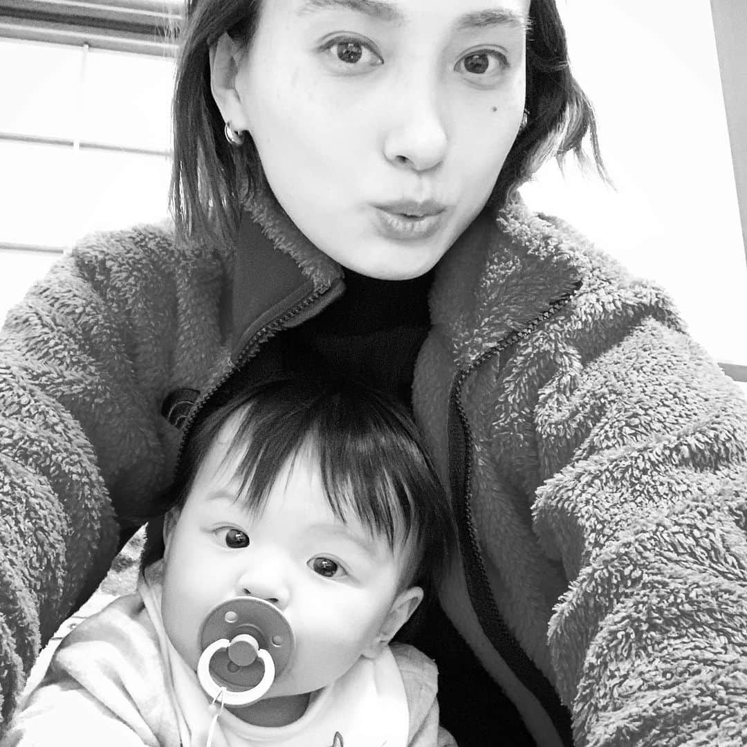 小濱なつきのインスタグラム：「一足早く娘と二人、義実家へ。 . @24028.jp へ行ったり、  @aeon_japan に行ったり、 @cainz_official に行ったり、 東京とはまた違う忙しさ🚗 . 刺激的な1日だったね🤩  #ホームセンターの楽しさ #イオンモールの充実さ #西松屋で歩行器を試す #既にお正月モード」