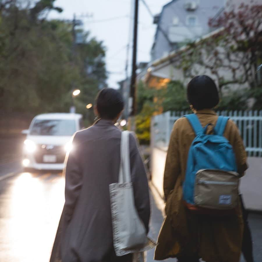 佐藤友子さんのインスタグラム写真 - (佐藤友子Instagram)「小説家であり友人でもある土門蘭さんと今年の初夏につづき、再び対談をさせてもらいました。『なんとか暮らしてます』という連載の第2弾、今回は「インテリア」というお題をもらいました。 ・ わたしにとって、そもそもインテリアって、暮らしってなんなのか。 「インテリアがこわい！」という土門さんとお喋りしながら、深く考える機会をもらいました。 ・ 暮らしのなかのひょんなテーマで、こんなふうに2人で用意されていない結論に行き着ける体験をさせてもらえるのが、今年のわたしにとっても新体験でした。 ・ 前後編、当店サイトやアプリにてお読みいただけます。 ぜひ、年末年始のゆっくりとした時間に読んでもらえたらうれしいです。 ・ 個人的には、わたしにとっての「部屋」が土門さんにとっての「原稿用紙」だと気づけた後編がお気に入りです😌 ・ #なんとか暮らしてます #土門蘭 #対談 #プロフィールのリンクから当店サイトへ #または当店アプリでも #北欧暮らしの道具店」12月29日 22時29分 - tomokosato_hokuohkurashi