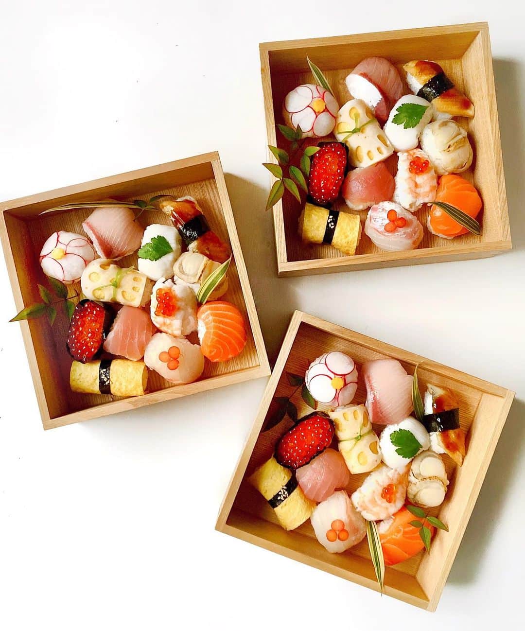 Chinamiさんのインスタグラム写真 - (ChinamiInstagram)「Omotemashi temarizushi🍵 #sushi #temari #japanesefood #japan  久しぶりに作った「おもてなし手まり寿司」 キリリとした印象の白木重箱と可愛い手まりの相性がぴったり。互いの形状を引き立て合って、おもてなし風に仕上がりました😊  #手毬寿司　#和食　#重箱　 #すし　#おもてなし」12月29日 22時30分 - chinamiphoto