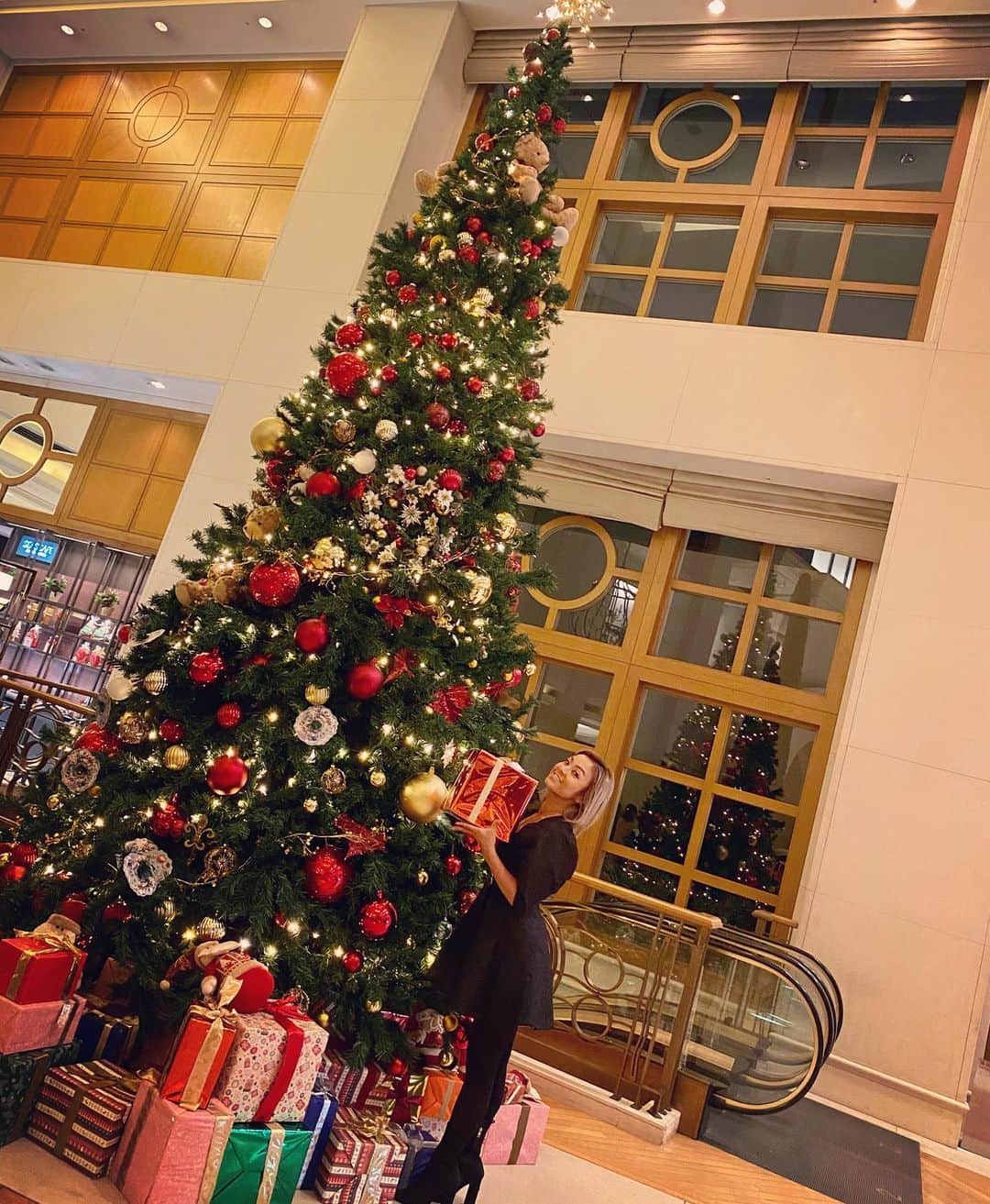 Nazukiのインスタグラム：「2019.12.25🎄🎄🎄 真夏のchristmasもいいけど、 冬のchristmasもやっぱいいね✨ 子供と過ごすchristmas企画を考えるのが楽しい💛  #christmas #xmas #christmastree #winter #シンママ　#男の子ママ　#クリスマス　#クリスマスパーティー」