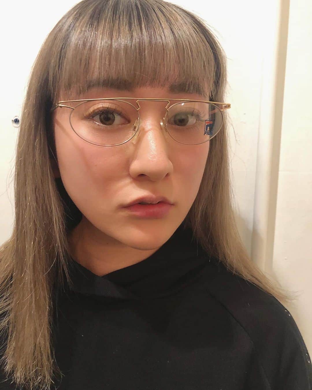 Saki のインスタグラム：「2019年最後の最後にギリギリ💨﻿ 髪綺麗しに行けたっ✨💇🏼‍♀️✨﻿ 落ち着いたアッシュカラー💚﻿ ﻿ 結局、前髪ちょびーっとだけ切って✂️﻿ オン眉にはしなかった😂😂﻿ もぅ最近寒くて帽子ばっかやから、﻿ 前髪短いと変で悩み中〜🪐 ﻿ ﻿ メイク💄とかもupしてほしいって言って﻿ もらってるけど、ほんとに適当すぎるし﻿ 化粧薄いからほとんどしてない😂﻿ 赤リップ💄塗るだけで顔が派手😂💦笑﻿ ﻿ でも、たまに自撮りupしたら﻿ すごくDMもらって嬉しいです🙇🏻‍♀️💕💕 ﻿ ﻿ 来年はもっと自分のこともupできるように﻿ 頑張ります✨✊🏼﻿ ジョアンばっかりのインスタになっちゃってるな🤣﻿ ﻿ 2020年もよろしくお願いします🌼🌼 ﻿ ﻿ P.S 🧸　1枚目なにか気づいたひと❓﻿ ﻿ #髪納め　#2019 #2019ありがとう  #newhair #haircolor #hairstyle  #haircut #Nicole #テルナリカット」