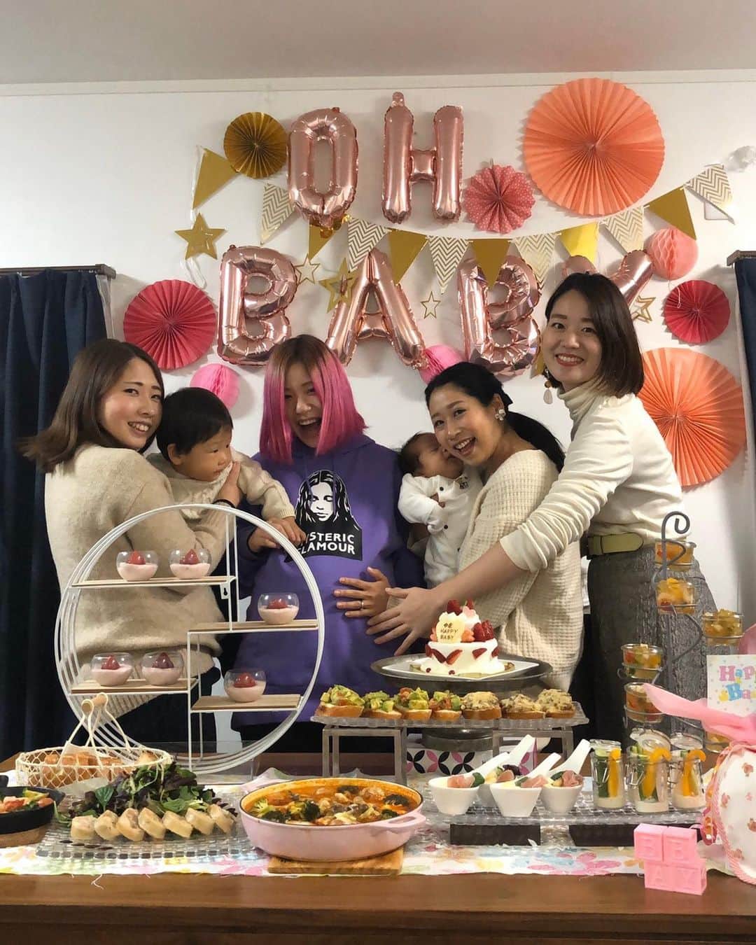 あやぺたのインスタグラム：「中学からの同級生がベビーシャワーしてくれた😭むっっちゃ、嬉しいなぁ😭❤️ そして、こんな料理作れるようになりたい、、😭 うちの料理はあさって1月1日発売のDVD見てください🍴👩‍🍳🍴」