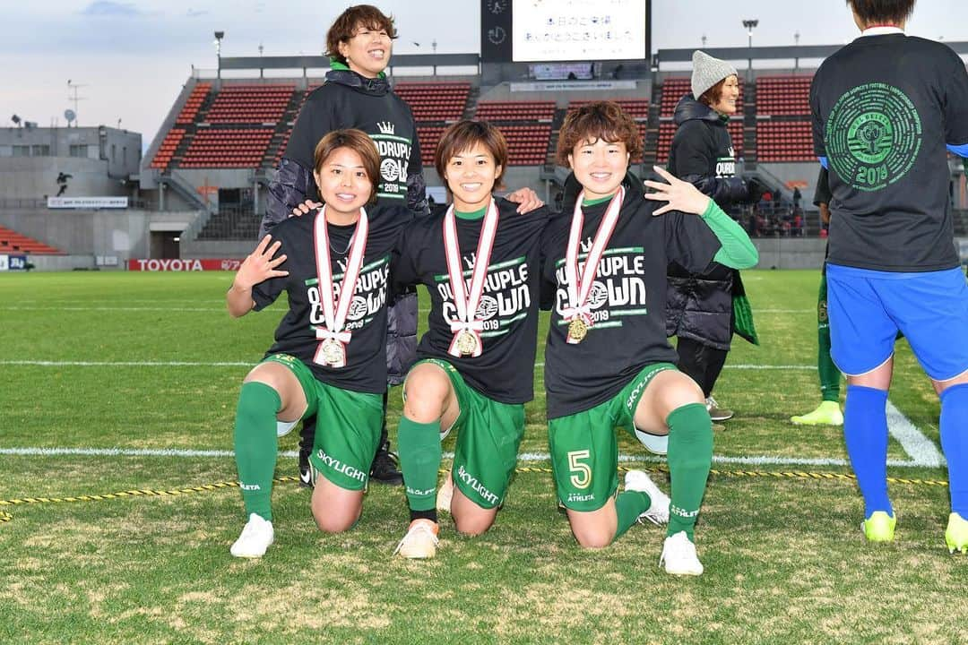 三浦成美さんのインスタグラム写真 - (三浦成美Instagram)「カップ戦🏆リーグ戦🏆ACL🏆皇后杯🏆 2019すべてのタイトル獲ったぞー！ 最高の仲間、最高のチーム！ 過密日程の中サポーターの方含め、みんなで乗り切った！楽しかった！ 1万人を超えるたくさんの応援、ありがとうございました😊 #BELEZA #5枚目の永田さん🤣 #8枚目試合前🤪」12月29日 22時42分 - miura_narumi17