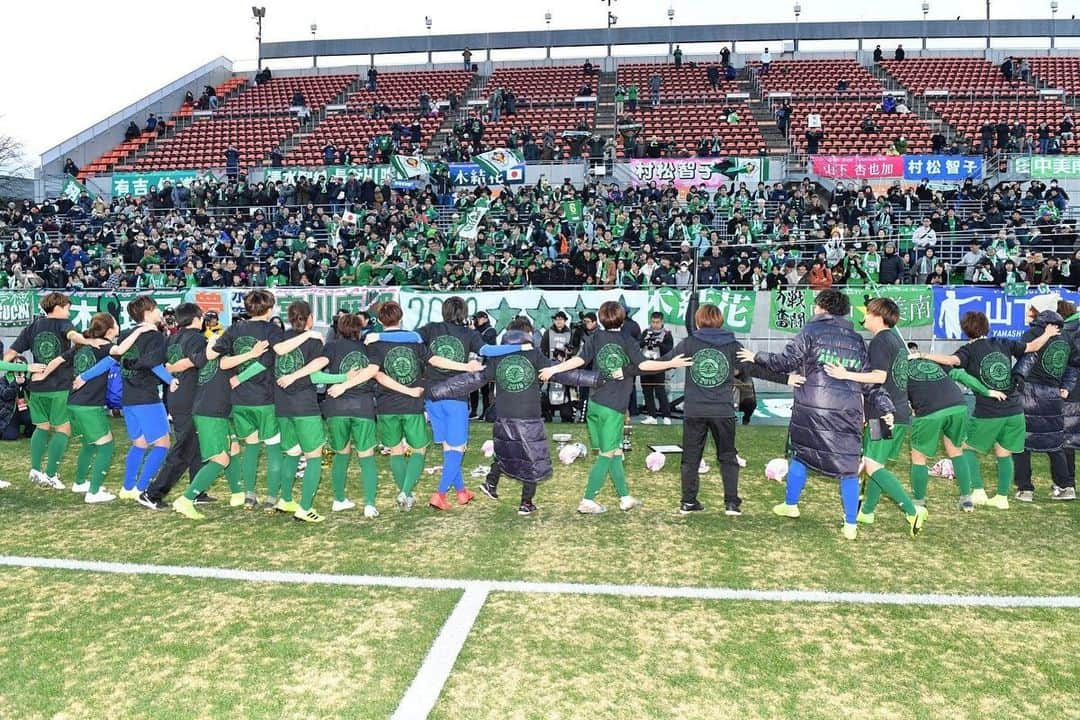 三浦成美さんのインスタグラム写真 - (三浦成美Instagram)「カップ戦🏆リーグ戦🏆ACL🏆皇后杯🏆 2019すべてのタイトル獲ったぞー！ 最高の仲間、最高のチーム！ 過密日程の中サポーターの方含め、みんなで乗り切った！楽しかった！ 1万人を超えるたくさんの応援、ありがとうございました😊 #BELEZA #5枚目の永田さん🤣 #8枚目試合前🤪」12月29日 22時42分 - miura_narumi17