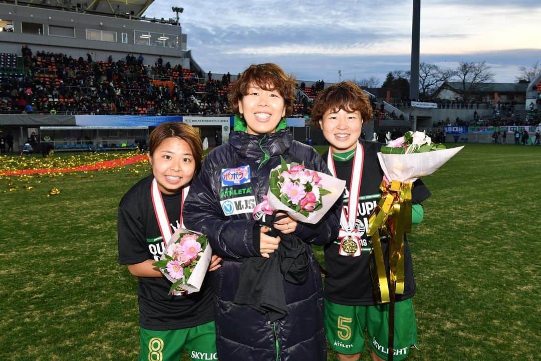 三浦成美さんのインスタグラム写真 - (三浦成美Instagram)「カップ戦🏆リーグ戦🏆ACL🏆皇后杯🏆 2019すべてのタイトル獲ったぞー！ 最高の仲間、最高のチーム！ 過密日程の中サポーターの方含め、みんなで乗り切った！楽しかった！ 1万人を超えるたくさんの応援、ありがとうございました😊 #BELEZA #5枚目の永田さん🤣 #8枚目試合前🤪」12月29日 22時42分 - miura_narumi17