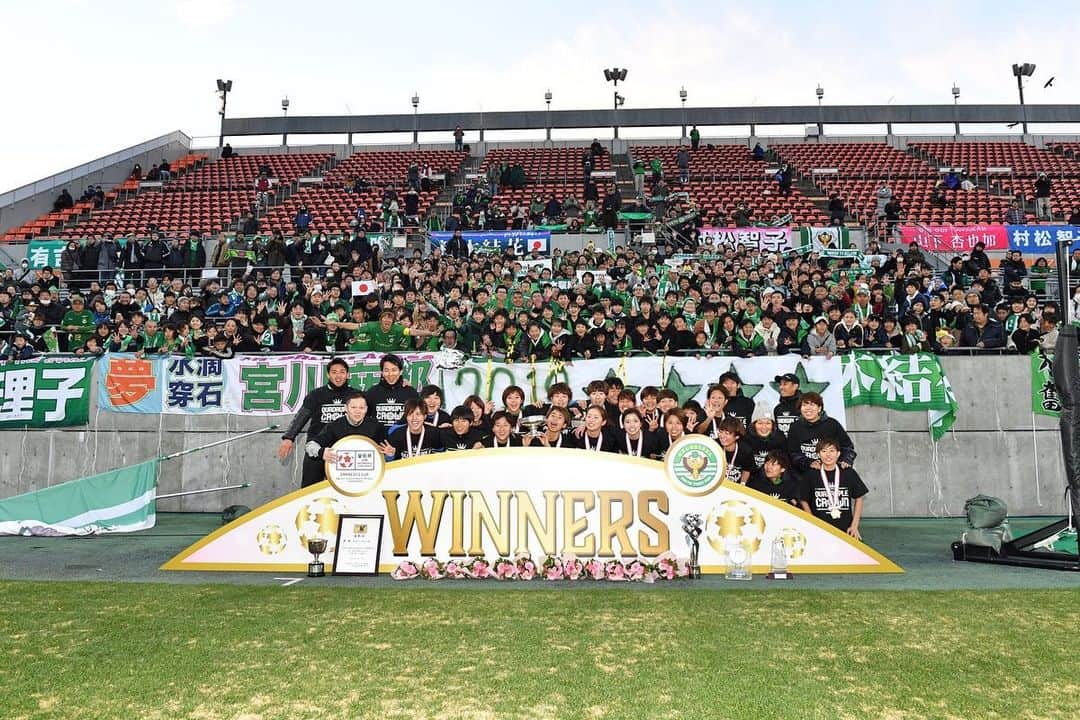 のインスタグラム：「カップ戦🏆リーグ戦🏆ACL🏆皇后杯🏆 2019すべてのタイトル獲ったぞー！ 最高の仲間、最高のチーム！ 過密日程の中サポーターの方含め、みんなで乗り切った！楽しかった！ 1万人を超えるたくさんの応援、ありがとうございました😊 #BELEZA #5枚目の永田さん🤣 #8枚目試合前🤪」
