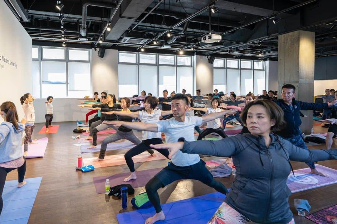 梅澤友里香さんのインスタグラム写真 - (梅澤友里香Instagram)「年末恒例の @farmersmarketjp 【Year end Yoga #年忘れヨガ 】 今年も沢山の方々に集まって頂き、 1年の最後にヨガをし、心と体を 見つめ、スッキリと次の年へ✨✨✨ ・ またこうして1年を振り返り みんなの笑顔を見て 『また来年！』『良いお年を！』 と言える事が最高に嬉しいです🥺❤️ ・ 何度も言います。 みんなの笑顔が最幸のパワーの源です🥺❤️✨ ・ 私自身、この一年。 沢山のチャレンジに恵まれた年でした。 ・ 毎日のレギュラークラスに加え 週末のヨガイベント&WS 54本（曖昧な数え方ですが😅） リトリートやトークショー ヨガモデルや監修・プログラム作成 自主企画イベントなど。 ・ #フレーバーライフ社 さんと共同で #TRiptiyLife アロマ監修・発売 ・ 天然石アクセサリーブランド @yuj_you ・ デザインアドバイザー・イメージモデル就任 ・ 今年は昨年より盛り上がり 様々な方面から依頼がありました。 #まかゆりコラボ @m.cookingsalon ・ ・ 春からは #浅井企画 文化人として 活動の一部をマネジメントして頂いております。 ・ 書けてないものも沢山ありますが。。 なんだか書き出すと目が回りそうな1年😳 だけど、思い出を思い返すと 全てワクワクして私自らが望み 心から楽しんで活動していけました。 これは本当に受けに来てくれる皆さん。 その裏で支えてくれる 様々な方面の皆さんのお陰です🙏🏻✨ 本当に本当に感謝します🥺🙏🏻✨ ・ 私自身の思いはブレない。 そんな気持ちですが 自分の思う自分。と 外から見る私。 は少し違う部分もあるようで。 ・ それに少し戸惑いを覚える時もありました。 だけど、その時その時に 必要な人や言葉が自然と私の前に現れ 良いのか悪いのか。それは私次第で。 『成る様に成る』 ・ 揺れ動くマインドは揺れ始めると 更に揺れてしまう事がある。 だけど必ず収まる時が来る。 だからYogaをしよう。 ただシンプルに❤️ ・ 今年もYogaを通して沢山の Happyと笑顔に出逢い そして学び、時に傷つき また癒される。 本当にYogaは人生そのもの。 ・ またその深さを実感出来た一年となりました❤️ ・ まだまだ未熟な私ですが 心を穏やかに。そして強くしなやかに。 恐れずに前に進む事。 自分自身やインスピレーションを信じる事。 失敗しながらでも良いさ。 その先に見えるVISIONを大切に✨✨ ・ そんな想いを胸に刻みます🙏🏻✨ 来年もやりたい事沢山あるし、挑戦も沢山したいです！💪✨ ・ また長くなりました。 もぅ絶対的な恒例です（笑）😂 ・ 兎にも角にも。 今年もみんなとYogaが出来て super Happyでした🥺❤️❤️❤️ ・ 大好き❤️愛してる❤️ LOVE ALL❤️❤️❤️ ・ 2020年もよろしくお願いします🥺❤️ ・ 年始ヨガは @atyogalife_minamiaoyama がお休みに入る為予約受付を締め切りました🙏🏻 これから予約したい方は 私のプロフィールリンクHP『content』からお問い合わせ下さい！ ⚠️予約状況⚠️ ⭐️1/2 → 満員⭐️1/3 → 余裕あり ⭐️1/3 13:00〜のWS →余裕あり ・ ・ 今日は本当にありがとうございました😍✨ また来年もお会いしましょう💕 良い年末年始を❤️❤️❤️ ・ また投稿します🙏🏻✨🥰 ・ ・ photo by @oh_tomas_92 ・ Today wear @lululemonjp ・ ・ ＝お知らせ＝﻿ "梅澤 友里香 友里yoga"のLINE＠はじめました！﻿ 登録ID→ ggv9775f﻿ https://line.me/R/ti/p/%40ggv9775f﻿ ※プライベートアカウントではありません。 ・ #ヨガつぶやき  #年忘れヨガ #梅澤友里香 #YearendYoga #farmersmarket  #青山ファーマーズマーケット #朝ヨガ #表参道 #オーガニック #ヨガと食 #ヘルシーライフ #ベジタリアン #organic  #yoga #yogainstructor #ヨガ #ヨガインストラクター #wellness #naturalbeauty #model #fitnessmodel #美と健康 #beauty #health #yogalife #yogini」12月29日 22時38分 - yurika_umezawa