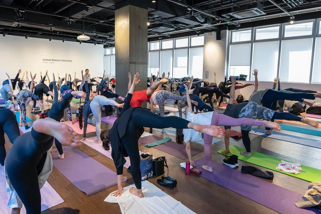 梅澤友里香さんのインスタグラム写真 - (梅澤友里香Instagram)「年末恒例の @farmersmarketjp 【Year end Yoga #年忘れヨガ 】 今年も沢山の方々に集まって頂き、 1年の最後にヨガをし、心と体を 見つめ、スッキリと次の年へ✨✨✨ ・ またこうして1年を振り返り みんなの笑顔を見て 『また来年！』『良いお年を！』 と言える事が最高に嬉しいです🥺❤️ ・ 何度も言います。 みんなの笑顔が最幸のパワーの源です🥺❤️✨ ・ 私自身、この一年。 沢山のチャレンジに恵まれた年でした。 ・ 毎日のレギュラークラスに加え 週末のヨガイベント&WS 54本（曖昧な数え方ですが😅） リトリートやトークショー ヨガモデルや監修・プログラム作成 自主企画イベントなど。 ・ #フレーバーライフ社 さんと共同で #TRiptiyLife アロマ監修・発売 ・ 天然石アクセサリーブランド @yuj_you ・ デザインアドバイザー・イメージモデル就任 ・ 今年は昨年より盛り上がり 様々な方面から依頼がありました。 #まかゆりコラボ @m.cookingsalon ・ ・ 春からは #浅井企画 文化人として 活動の一部をマネジメントして頂いております。 ・ 書けてないものも沢山ありますが。。 なんだか書き出すと目が回りそうな1年😳 だけど、思い出を思い返すと 全てワクワクして私自らが望み 心から楽しんで活動していけました。 これは本当に受けに来てくれる皆さん。 その裏で支えてくれる 様々な方面の皆さんのお陰です🙏🏻✨ 本当に本当に感謝します🥺🙏🏻✨ ・ 私自身の思いはブレない。 そんな気持ちですが 自分の思う自分。と 外から見る私。 は少し違う部分もあるようで。 ・ それに少し戸惑いを覚える時もありました。 だけど、その時その時に 必要な人や言葉が自然と私の前に現れ 良いのか悪いのか。それは私次第で。 『成る様に成る』 ・ 揺れ動くマインドは揺れ始めると 更に揺れてしまう事がある。 だけど必ず収まる時が来る。 だからYogaをしよう。 ただシンプルに❤️ ・ 今年もYogaを通して沢山の Happyと笑顔に出逢い そして学び、時に傷つき また癒される。 本当にYogaは人生そのもの。 ・ またその深さを実感出来た一年となりました❤️ ・ まだまだ未熟な私ですが 心を穏やかに。そして強くしなやかに。 恐れずに前に進む事。 自分自身やインスピレーションを信じる事。 失敗しながらでも良いさ。 その先に見えるVISIONを大切に✨✨ ・ そんな想いを胸に刻みます🙏🏻✨ 来年もやりたい事沢山あるし、挑戦も沢山したいです！💪✨ ・ また長くなりました。 もぅ絶対的な恒例です（笑）😂 ・ 兎にも角にも。 今年もみんなとYogaが出来て super Happyでした🥺❤️❤️❤️ ・ 大好き❤️愛してる❤️ LOVE ALL❤️❤️❤️ ・ 2020年もよろしくお願いします🥺❤️ ・ 年始ヨガは @atyogalife_minamiaoyama がお休みに入る為予約受付を締め切りました🙏🏻 これから予約したい方は 私のプロフィールリンクHP『content』からお問い合わせ下さい！ ⚠️予約状況⚠️ ⭐️1/2 → 満員⭐️1/3 → 余裕あり ⭐️1/3 13:00〜のWS →余裕あり ・ ・ 今日は本当にありがとうございました😍✨ また来年もお会いしましょう💕 良い年末年始を❤️❤️❤️ ・ また投稿します🙏🏻✨🥰 ・ ・ photo by @oh_tomas_92 ・ Today wear @lululemonjp ・ ・ ＝お知らせ＝﻿ "梅澤 友里香 友里yoga"のLINE＠はじめました！﻿ 登録ID→ ggv9775f﻿ https://line.me/R/ti/p/%40ggv9775f﻿ ※プライベートアカウントではありません。 ・ #ヨガつぶやき  #年忘れヨガ #梅澤友里香 #YearendYoga #farmersmarket  #青山ファーマーズマーケット #朝ヨガ #表参道 #オーガニック #ヨガと食 #ヘルシーライフ #ベジタリアン #organic  #yoga #yogainstructor #ヨガ #ヨガインストラクター #wellness #naturalbeauty #model #fitnessmodel #美と健康 #beauty #health #yogalife #yogini」12月29日 22時38分 - yurika_umezawa