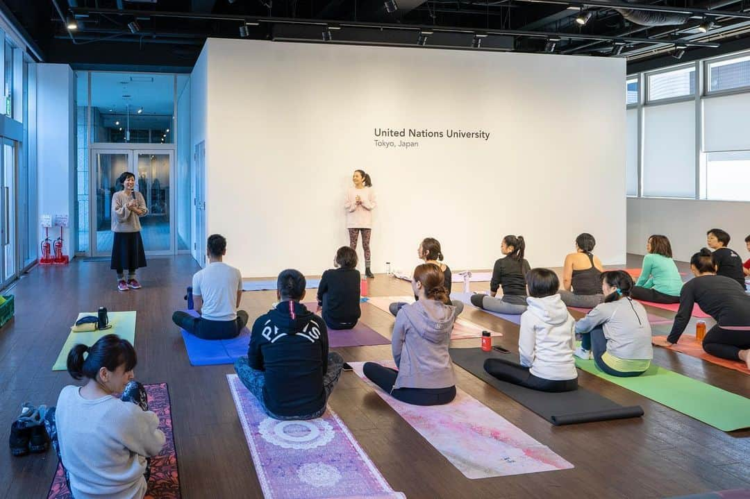 梅澤友里香さんのインスタグラム写真 - (梅澤友里香Instagram)「年末恒例の @farmersmarketjp 【Year end Yoga #年忘れヨガ 】 今年も沢山の方々に集まって頂き、 1年の最後にヨガをし、心と体を 見つめ、スッキリと次の年へ✨✨✨ ・ またこうして1年を振り返り みんなの笑顔を見て 『また来年！』『良いお年を！』 と言える事が最高に嬉しいです🥺❤️ ・ 何度も言います。 みんなの笑顔が最幸のパワーの源です🥺❤️✨ ・ 私自身、この一年。 沢山のチャレンジに恵まれた年でした。 ・ 毎日のレギュラークラスに加え 週末のヨガイベント&WS 54本（曖昧な数え方ですが😅） リトリートやトークショー ヨガモデルや監修・プログラム作成 自主企画イベントなど。 ・ #フレーバーライフ社 さんと共同で #TRiptiyLife アロマ監修・発売 ・ 天然石アクセサリーブランド @yuj_you ・ デザインアドバイザー・イメージモデル就任 ・ 今年は昨年より盛り上がり 様々な方面から依頼がありました。 #まかゆりコラボ @m.cookingsalon ・ ・ 春からは #浅井企画 文化人として 活動の一部をマネジメントして頂いております。 ・ 書けてないものも沢山ありますが。。 なんだか書き出すと目が回りそうな1年😳 だけど、思い出を思い返すと 全てワクワクして私自らが望み 心から楽しんで活動していけました。 これは本当に受けに来てくれる皆さん。 その裏で支えてくれる 様々な方面の皆さんのお陰です🙏🏻✨ 本当に本当に感謝します🥺🙏🏻✨ ・ 私自身の思いはブレない。 そんな気持ちですが 自分の思う自分。と 外から見る私。 は少し違う部分もあるようで。 ・ それに少し戸惑いを覚える時もありました。 だけど、その時その時に 必要な人や言葉が自然と私の前に現れ 良いのか悪いのか。それは私次第で。 『成る様に成る』 ・ 揺れ動くマインドは揺れ始めると 更に揺れてしまう事がある。 だけど必ず収まる時が来る。 だからYogaをしよう。 ただシンプルに❤️ ・ 今年もYogaを通して沢山の Happyと笑顔に出逢い そして学び、時に傷つき また癒される。 本当にYogaは人生そのもの。 ・ またその深さを実感出来た一年となりました❤️ ・ まだまだ未熟な私ですが 心を穏やかに。そして強くしなやかに。 恐れずに前に進む事。 自分自身やインスピレーションを信じる事。 失敗しながらでも良いさ。 その先に見えるVISIONを大切に✨✨ ・ そんな想いを胸に刻みます🙏🏻✨ 来年もやりたい事沢山あるし、挑戦も沢山したいです！💪✨ ・ また長くなりました。 もぅ絶対的な恒例です（笑）😂 ・ 兎にも角にも。 今年もみんなとYogaが出来て super Happyでした🥺❤️❤️❤️ ・ 大好き❤️愛してる❤️ LOVE ALL❤️❤️❤️ ・ 2020年もよろしくお願いします🥺❤️ ・ 年始ヨガは @atyogalife_minamiaoyama がお休みに入る為予約受付を締め切りました🙏🏻 これから予約したい方は 私のプロフィールリンクHP『content』からお問い合わせ下さい！ ⚠️予約状況⚠️ ⭐️1/2 → 満員⭐️1/3 → 余裕あり ⭐️1/3 13:00〜のWS →余裕あり ・ ・ 今日は本当にありがとうございました😍✨ また来年もお会いしましょう💕 良い年末年始を❤️❤️❤️ ・ また投稿します🙏🏻✨🥰 ・ ・ photo by @oh_tomas_92 ・ Today wear @lululemonjp ・ ・ ＝お知らせ＝﻿ "梅澤 友里香 友里yoga"のLINE＠はじめました！﻿ 登録ID→ ggv9775f﻿ https://line.me/R/ti/p/%40ggv9775f﻿ ※プライベートアカウントではありません。 ・ #ヨガつぶやき  #年忘れヨガ #梅澤友里香 #YearendYoga #farmersmarket  #青山ファーマーズマーケット #朝ヨガ #表参道 #オーガニック #ヨガと食 #ヘルシーライフ #ベジタリアン #organic  #yoga #yogainstructor #ヨガ #ヨガインストラクター #wellness #naturalbeauty #model #fitnessmodel #美と健康 #beauty #health #yogalife #yogini」12月29日 22時38分 - yurika_umezawa