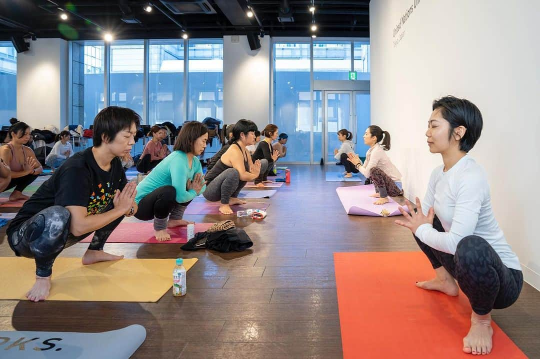 梅澤友里香さんのインスタグラム写真 - (梅澤友里香Instagram)「年末恒例の @farmersmarketjp 【Year end Yoga #年忘れヨガ 】 今年も沢山の方々に集まって頂き、 1年の最後にヨガをし、心と体を 見つめ、スッキリと次の年へ✨✨✨ ・ またこうして1年を振り返り みんなの笑顔を見て 『また来年！』『良いお年を！』 と言える事が最高に嬉しいです🥺❤️ ・ 何度も言います。 みんなの笑顔が最幸のパワーの源です🥺❤️✨ ・ 私自身、この一年。 沢山のチャレンジに恵まれた年でした。 ・ 毎日のレギュラークラスに加え 週末のヨガイベント&WS 54本（曖昧な数え方ですが😅） リトリートやトークショー ヨガモデルや監修・プログラム作成 自主企画イベントなど。 ・ #フレーバーライフ社 さんと共同で #TRiptiyLife アロマ監修・発売 ・ 天然石アクセサリーブランド @yuj_you ・ デザインアドバイザー・イメージモデル就任 ・ 今年は昨年より盛り上がり 様々な方面から依頼がありました。 #まかゆりコラボ @m.cookingsalon ・ ・ 春からは #浅井企画 文化人として 活動の一部をマネジメントして頂いております。 ・ 書けてないものも沢山ありますが。。 なんだか書き出すと目が回りそうな1年😳 だけど、思い出を思い返すと 全てワクワクして私自らが望み 心から楽しんで活動していけました。 これは本当に受けに来てくれる皆さん。 その裏で支えてくれる 様々な方面の皆さんのお陰です🙏🏻✨ 本当に本当に感謝します🥺🙏🏻✨ ・ 私自身の思いはブレない。 そんな気持ちですが 自分の思う自分。と 外から見る私。 は少し違う部分もあるようで。 ・ それに少し戸惑いを覚える時もありました。 だけど、その時その時に 必要な人や言葉が自然と私の前に現れ 良いのか悪いのか。それは私次第で。 『成る様に成る』 ・ 揺れ動くマインドは揺れ始めると 更に揺れてしまう事がある。 だけど必ず収まる時が来る。 だからYogaをしよう。 ただシンプルに❤️ ・ 今年もYogaを通して沢山の Happyと笑顔に出逢い そして学び、時に傷つき また癒される。 本当にYogaは人生そのもの。 ・ またその深さを実感出来た一年となりました❤️ ・ まだまだ未熟な私ですが 心を穏やかに。そして強くしなやかに。 恐れずに前に進む事。 自分自身やインスピレーションを信じる事。 失敗しながらでも良いさ。 その先に見えるVISIONを大切に✨✨ ・ そんな想いを胸に刻みます🙏🏻✨ 来年もやりたい事沢山あるし、挑戦も沢山したいです！💪✨ ・ また長くなりました。 もぅ絶対的な恒例です（笑）😂 ・ 兎にも角にも。 今年もみんなとYogaが出来て super Happyでした🥺❤️❤️❤️ ・ 大好き❤️愛してる❤️ LOVE ALL❤️❤️❤️ ・ 2020年もよろしくお願いします🥺❤️ ・ 年始ヨガは @atyogalife_minamiaoyama がお休みに入る為予約受付を締め切りました🙏🏻 これから予約したい方は 私のプロフィールリンクHP『content』からお問い合わせ下さい！ ⚠️予約状況⚠️ ⭐️1/2 → 満員⭐️1/3 → 余裕あり ⭐️1/3 13:00〜のWS →余裕あり ・ ・ 今日は本当にありがとうございました😍✨ また来年もお会いしましょう💕 良い年末年始を❤️❤️❤️ ・ また投稿します🙏🏻✨🥰 ・ ・ photo by @oh_tomas_92 ・ Today wear @lululemonjp ・ ・ ＝お知らせ＝﻿ "梅澤 友里香 友里yoga"のLINE＠はじめました！﻿ 登録ID→ ggv9775f﻿ https://line.me/R/ti/p/%40ggv9775f﻿ ※プライベートアカウントではありません。 ・ #ヨガつぶやき  #年忘れヨガ #梅澤友里香 #YearendYoga #farmersmarket  #青山ファーマーズマーケット #朝ヨガ #表参道 #オーガニック #ヨガと食 #ヘルシーライフ #ベジタリアン #organic  #yoga #yogainstructor #ヨガ #ヨガインストラクター #wellness #naturalbeauty #model #fitnessmodel #美と健康 #beauty #health #yogalife #yogini」12月29日 22時38分 - yurika_umezawa