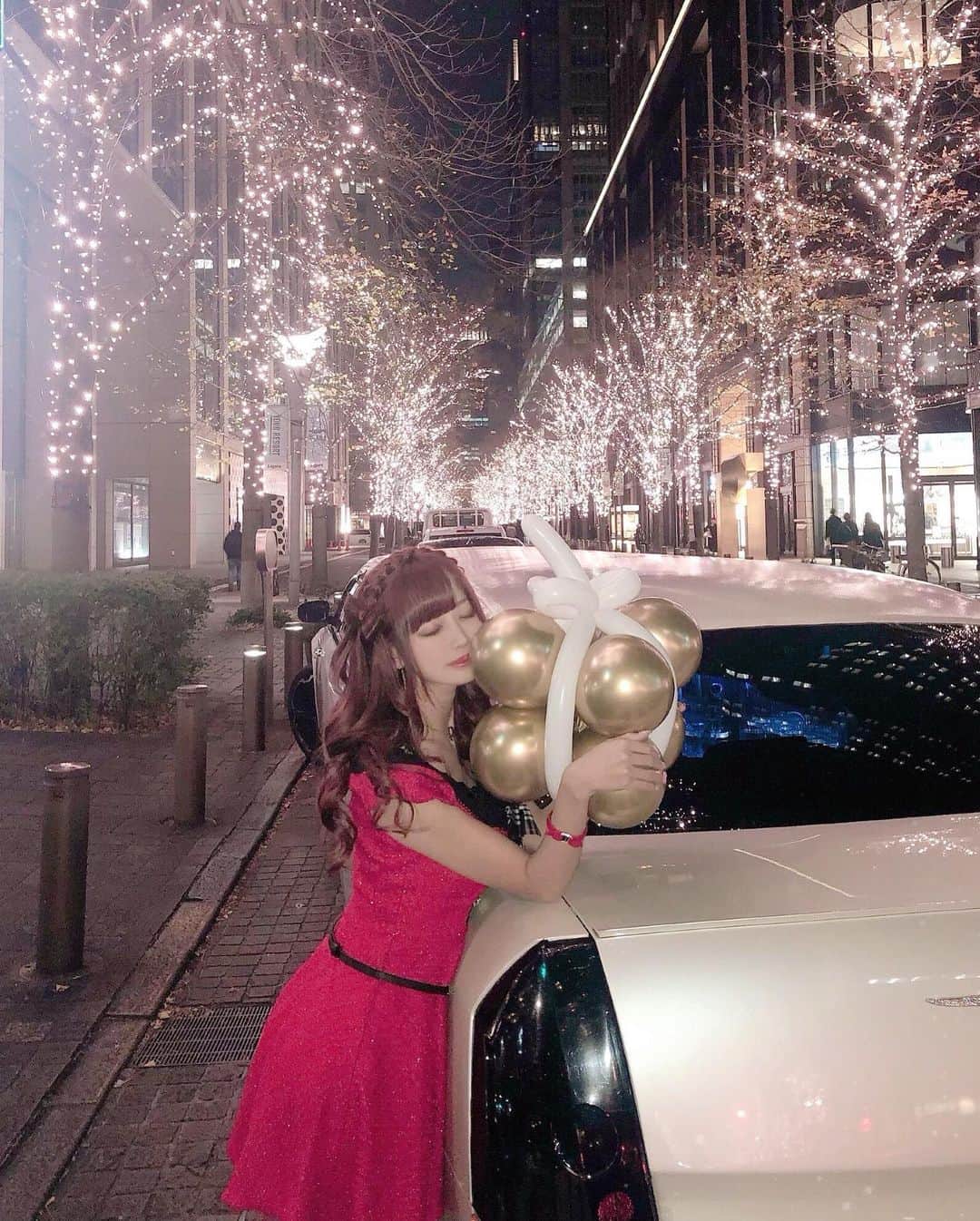 のインスタグラム：「ディナーの後にクリスマスリムジン❤️ @aniplaballoon だよー！ 運転手さんカメラ上手くて嬉しかった♡♡ . ワンピース @dress_sugar . . #christmas #クリスマス #クリスマスデート #クリスマスリムジン #リムジン #リムジンパーティー #丸の内 #丸の内イルミネーション #東京タワー #バルーン #さきぼんクリスマス🎄 #さきぼんリムジン  #ドレス買うならsugar #ドレス買うならシュガー」