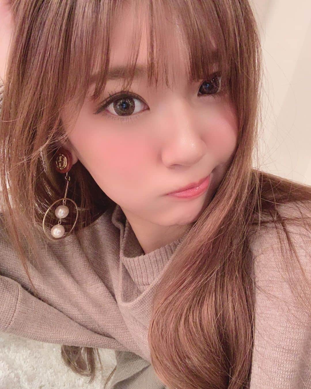 いっちゃん/嶋津 いつみのインスタグラム：「. . 年末の忙しさにかまけて 投稿サボった人ここです🤪🌿 . . . . 31日まで仕事😑💨💨💨 . . . . .  #関西  #関西サロモ  #サロンモデル #サロモ #いっちゃん  #フリーモデル #関西モデル  #あざといっちゃん #かわいっちゃん #いっちゃんコーデ #ブライダルモデル #アレンジモデル #ヘアカラー  #ヘアアレンジ #ootd . .」