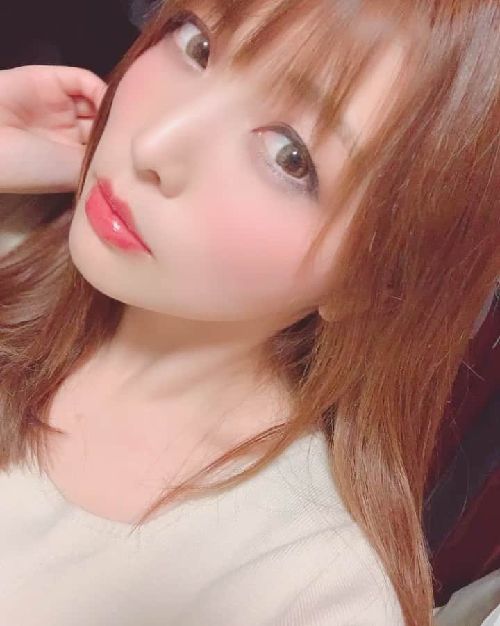 新村あかりのインスタグラム：「@lapis_tetsuya  さんにカラーとトリートメントをしていただきました！ 髪色めちゃめちゃ気に入った(*⁰▿⁰*) 冬は黒い服着がちだからあえて明るくしてみたよん。 トリートメントもめっちゃサラサラなった🥺 サイコーやん🌼🐹🌼🐹 #カクテルトリートメント  #ヘアカラー」