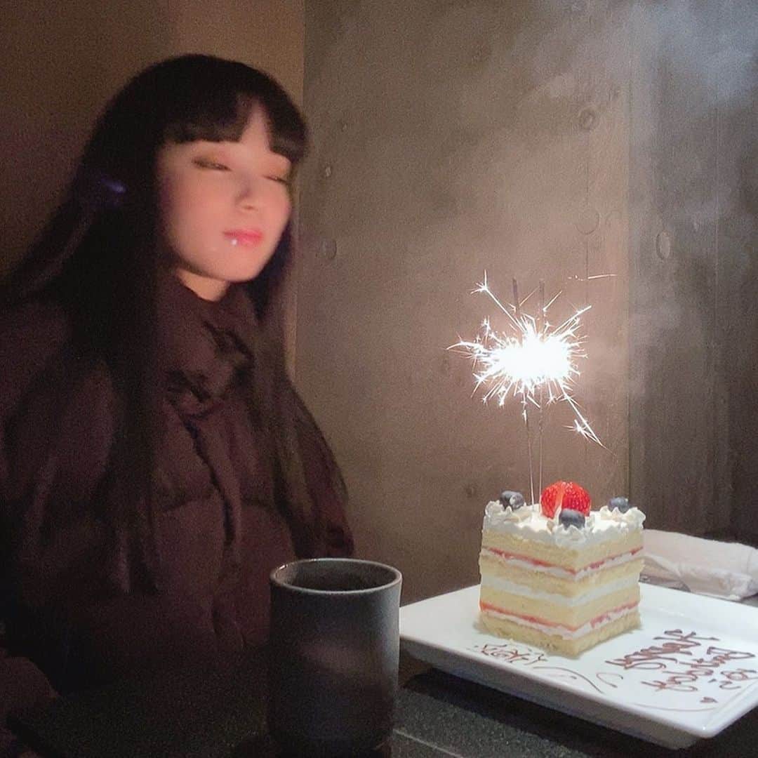 ゆらのインスタグラム：「(26)になりました。」