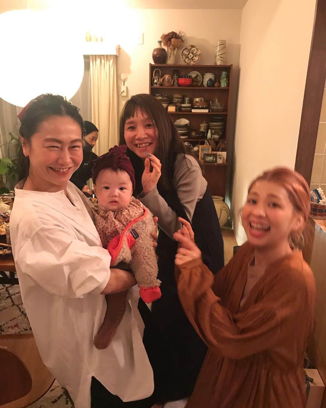 濱中鮎子のインスタグラム：「年末恒例、横溝家に大集合の会。 去年は妊婦だったと思うと、今年お嬢が居ることが不思議。  一瞬の参加でしたが、沢山愛でてもらい、幸せでした！  #よこん飯 #食べたい  #今日は電化製品を爆買い #年末感」