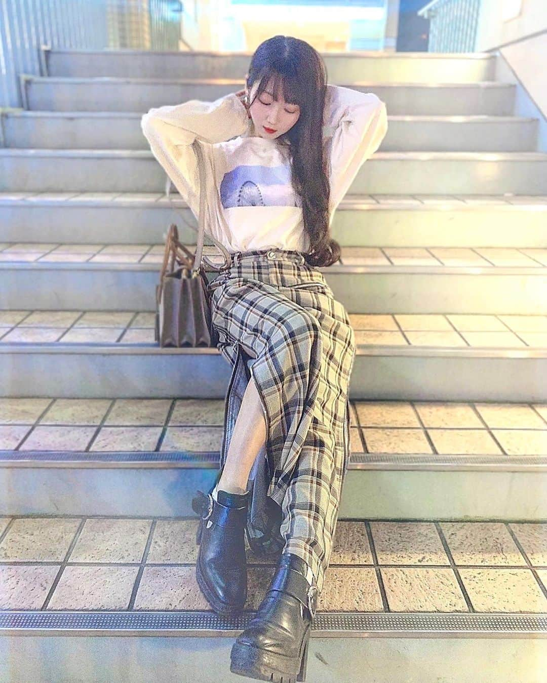 大谷映美里さんのインスタグラム写真 - (大谷映美里Instagram)「🥀🖤🥀🖤 ㅤㅤㅤㅤㅤㅤㅤㅤㅤㅤㅤㅤㅤ 夏海ちゃんプロデュースのロンT着たよ〜！ クリームのLサイズです。 サイズ感かわいい、、着やすい ᐠ ♡ ᐟ ㅤㅤㅤㅤㅤㅤㅤㅤㅤㅤㅤㅤㅤ outer #tittyandco  tops #interfactory  pants #meltthelady  shoes #zara  ㅤㅤㅤㅤㅤㅤㅤㅤㅤㅤㅤㅤㅤ たまには こんな雰囲気の写真 載せてみる💉❤︎」12月29日 22時48分 - otani_emiri