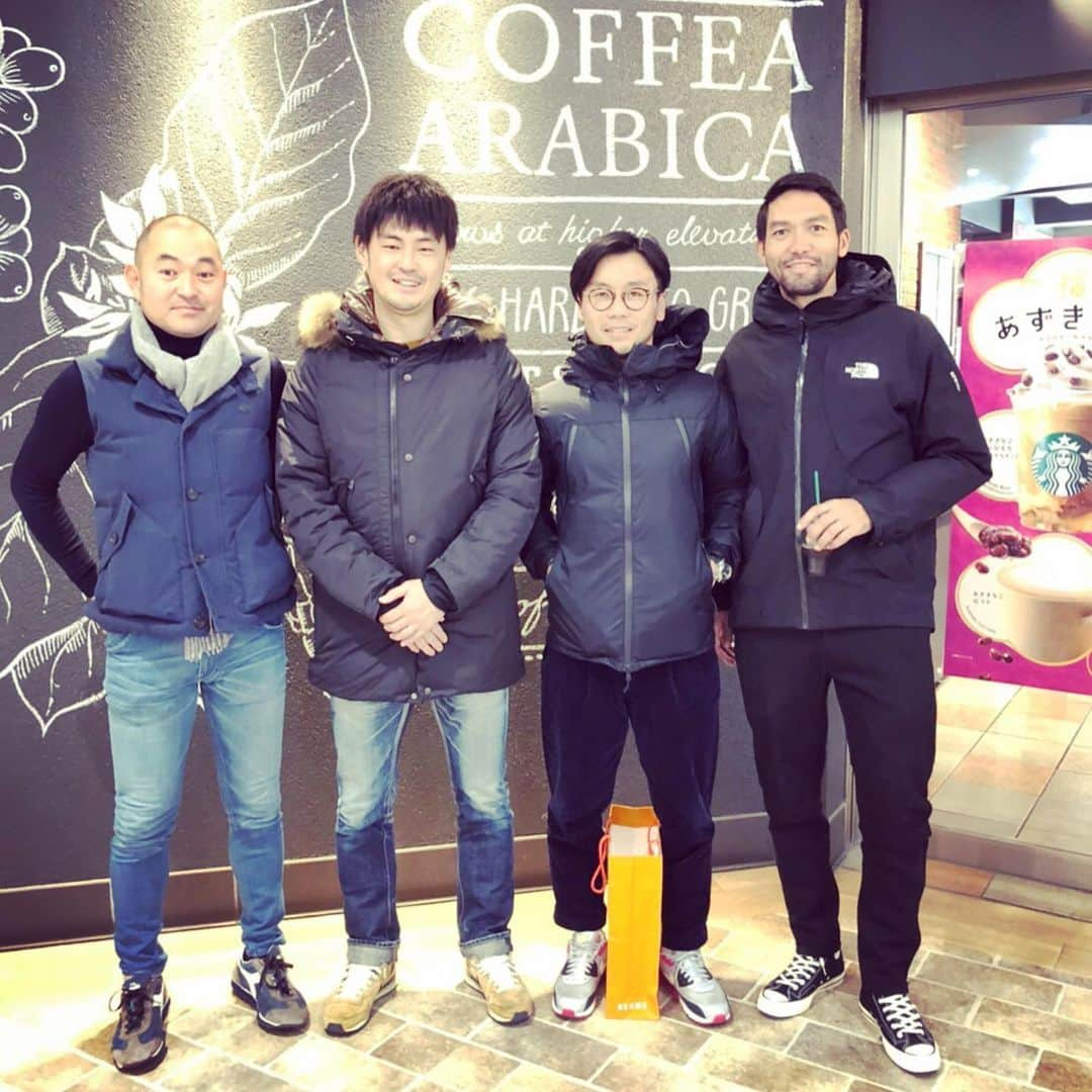 西嶋弘之のインスタグラム：「ランチ食べてきました。1人だけ元サッカー選手ではありません。 ただただ楽しかった。以上。  2枚目はちょうど1年前。まだまだ変わらない。。。 #ランチ#安定#島田裕介#マーカス#西嶋弘之#元サッカー選手#元徳島ヴォルティス」