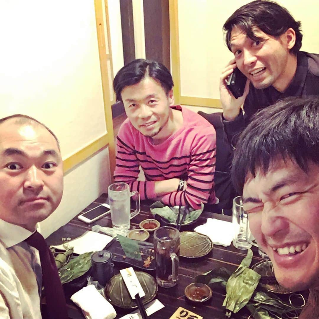 西嶋弘之さんのインスタグラム写真 - (西嶋弘之Instagram)「ランチ食べてきました。1人だけ元サッカー選手ではありません。 ただただ楽しかった。以上。  2枚目はちょうど1年前。まだまだ変わらない。。。 #ランチ#安定#島田裕介#マーカス#西嶋弘之#元サッカー選手#元徳島ヴォルティス」12月29日 22時49分 - hiroyukinishijima6