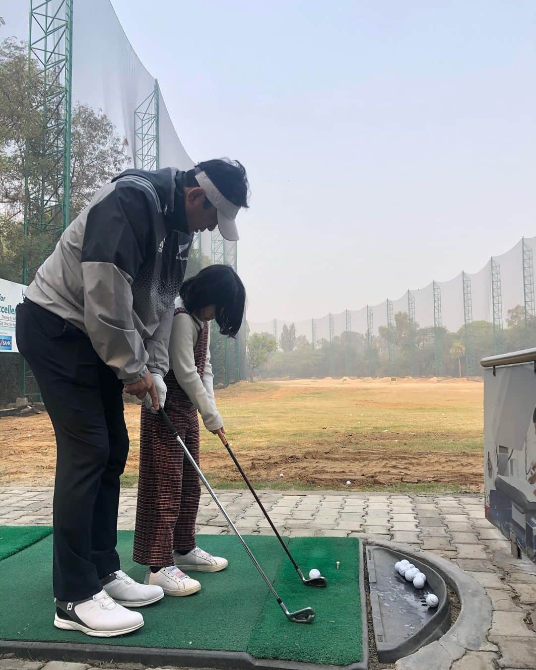 結子さんのインスタグラム写真 - (結子Instagram)「GOLF in INDIA!!⛳️🇮🇳 I'm sooooo bad at golf😂 パパのウェアを拝借(ウィンドブレーカー以外全部)👨 ゴルフはほぼ未経験です。これから頑張りたいと思いました。笑 . #半目シリーズ #ゴルフ#初心者#下手すぎて恥ずかしい#がんばるぞい #golf#india#admiral」12月29日 22時49分 - yuiko_yyy