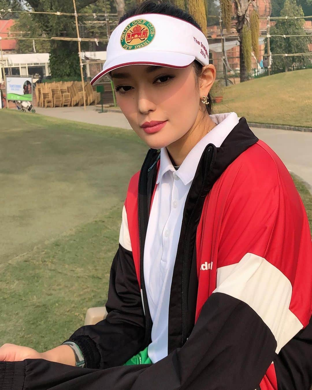 結子さんのインスタグラム写真 - (結子Instagram)「GOLF in INDIA!!⛳️🇮🇳 I'm sooooo bad at golf😂 パパのウェアを拝借(ウィンドブレーカー以外全部)👨 ゴルフはほぼ未経験です。これから頑張りたいと思いました。笑 . #半目シリーズ #ゴルフ#初心者#下手すぎて恥ずかしい#がんばるぞい #golf#india#admiral」12月29日 22時49分 - yuiko_yyy