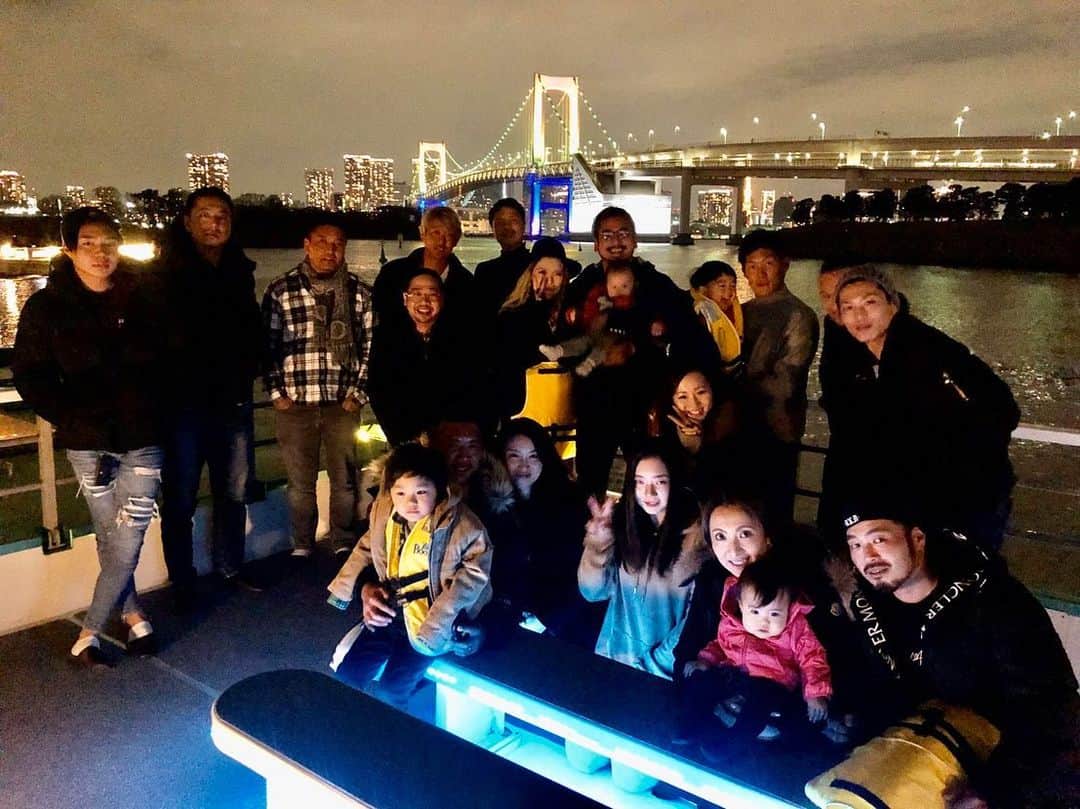 渡部太基のインスタグラム：「. G-BALLER暴年会☠️ 今年も豪華料理に屋形船で最高でした😆🙏 ビンゴでは家族3人とも当たってラッキー🤞🤩 俺と嫁ちゃんの誕生日🎁蓮旺にお年玉🧧までありがとうございました🙇‍♂️ . そして最後は… ローキック祭りでした🤣🙏笑 皆さんありがとうございました😊✨ 来年も宜しくお願い致します‼️ #gballer #暴年会 #忘年会 #今年もありがとうございました」