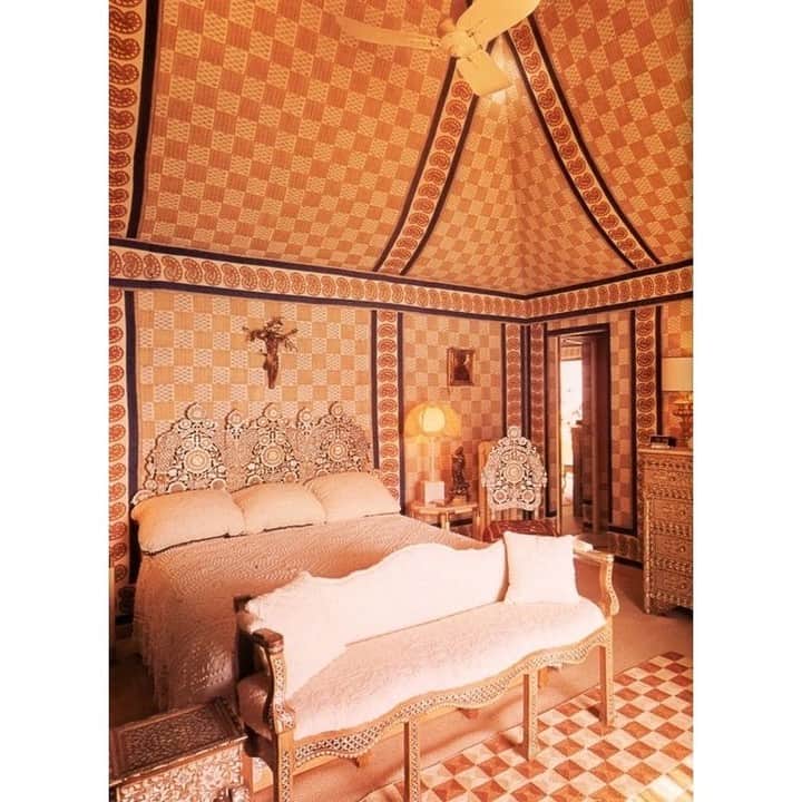 アダムさんのインスタグラム写真 - (アダムInstagram)「Franco Zeffirelli’s bedroom at Villa Tre Ville. Designed by Renzo Mongiardino. Photograph by Horst P. Horst」12月29日 23時00分 - adamlippes