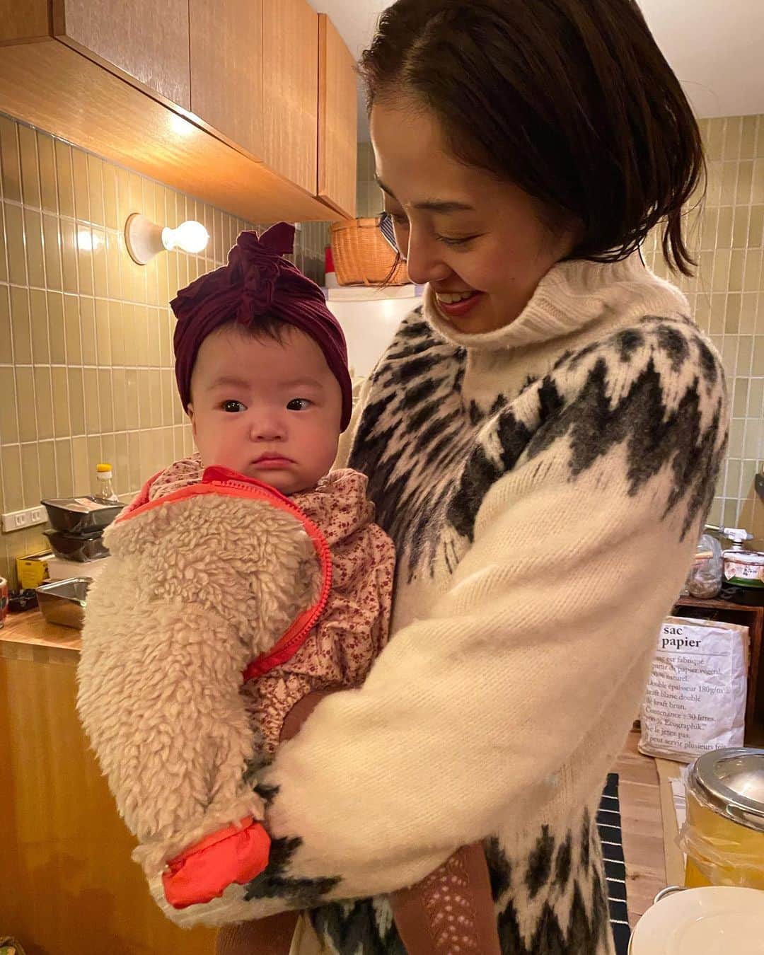 濱中鮎子のインスタグラム：「寝ぐずりしていたところ、大勢の人が居る場所へ来たら、無になった🤣  ご近所感。  休日はニット着てみる。🧶 Photo by @mmmasuda  #抱っこ紐だとニットを避ける #きょとん顔  #すやすや夢の中」