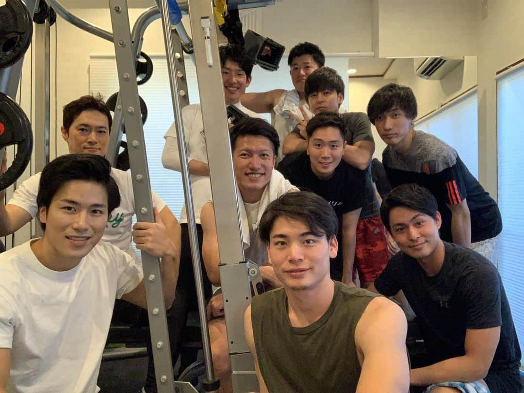 山岸将也のインスタグラム：「ジム納めで2019年に因んで、みんなでベンチ2019回を🔥🏋️‍♂️﻿ 団結力が試されましたね☺️ ﻿ ﻿ 個人的には125kgが挙がったので大満足です！﻿ ﻿ それでは皆さん良いお年を😊﻿ #今年もありがとうございました﻿ #来年もどうぞ宜しくお願い致します﻿ #2020始まる﻿ @bondsgym #bondsgym」