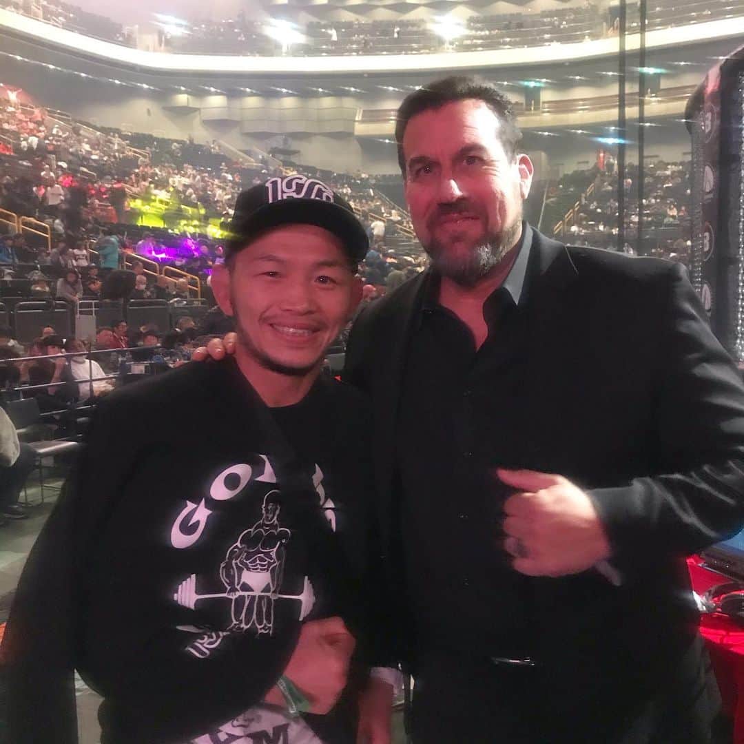 宇野薫のインスタグラム：「ビッグ"・ジョン・マッカーシー （"Big" John McCarthy) さんとパチリ！！ 覚いてくれて嬉しい。ありがとうございます。  #caoluno #onehundredathletic  #newerajapan #goldsgymjapan」