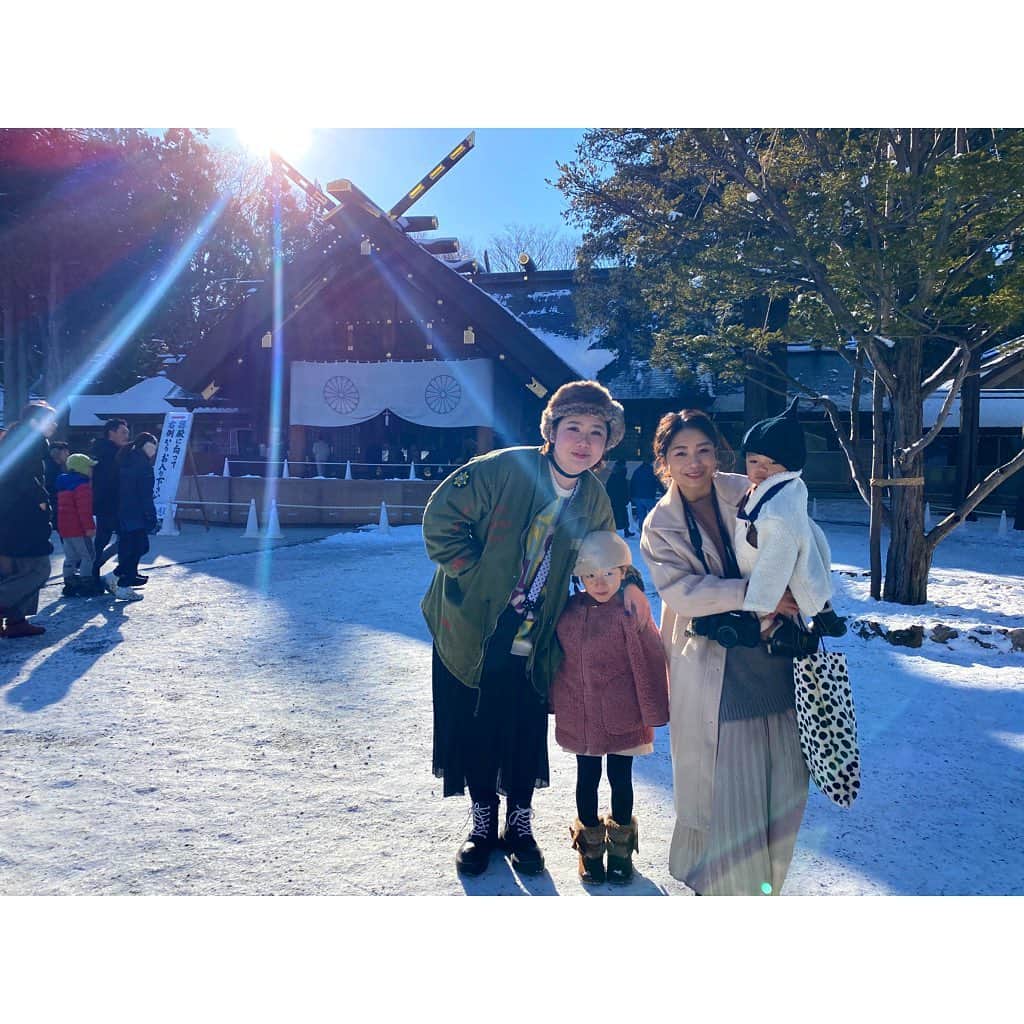 林唯衣さんのインスタグラム写真 - (林唯衣Instagram)「みらとひーちゃんとあずとぜんと年末詣に行ってきたよー、いい天気だったー！2020年はぜんの半目率が低くなりますよーに！！嗚呼、楽しかったーーー！今年もありがとう、良いお年をっっっ☺️⛩☀️💓🌈　#大吉でたよ♡」12月29日 23時09分 - yui__hayashi