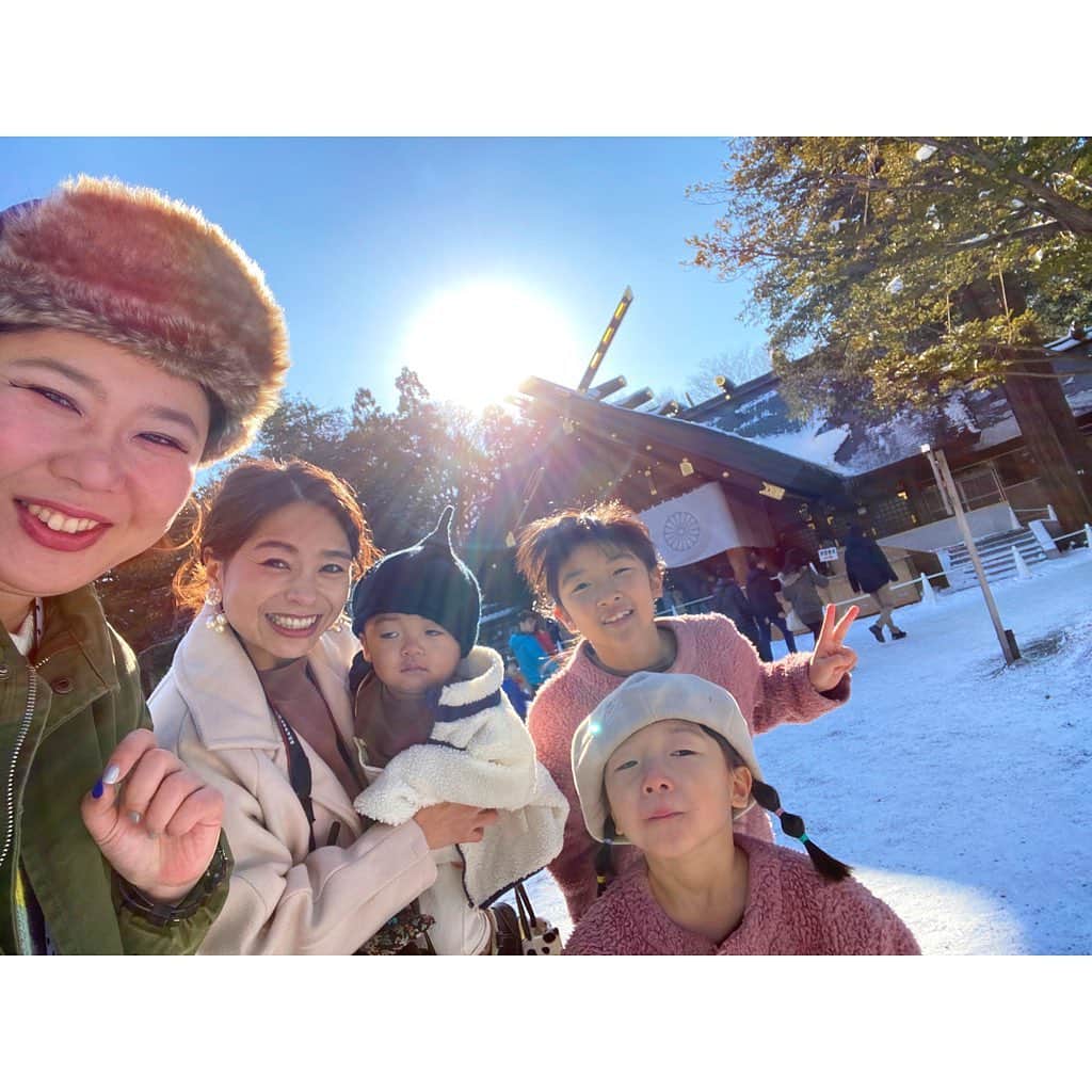 のインスタグラム：「みらとひーちゃんとあずとぜんと年末詣に行ってきたよー、いい天気だったー！2020年はぜんの半目率が低くなりますよーに！！嗚呼、楽しかったーーー！今年もありがとう、良いお年をっっっ☺️⛩☀️💓🌈　#大吉でたよ♡」