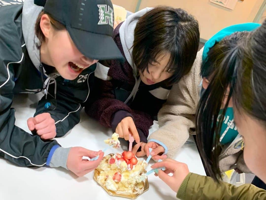 佐藤つば冴さんのインスタグラム写真 - (佐藤つば冴Instagram)「滑り納め🏒🥅 . 9〜12月誕生日組にケーキが🥺 ありがとう🥺🥺 . 今年もありがとうございました🙇‍♀️ 来年もよろしくお願いします😌💭 . . 全日本の初戦 vs クリスタルブレイズ がんばりまああああす🤙🔥 . #手が迷子 #アイスクロスも #がんばりまっせ #👏👏」12月29日 23時01分 - korochan25